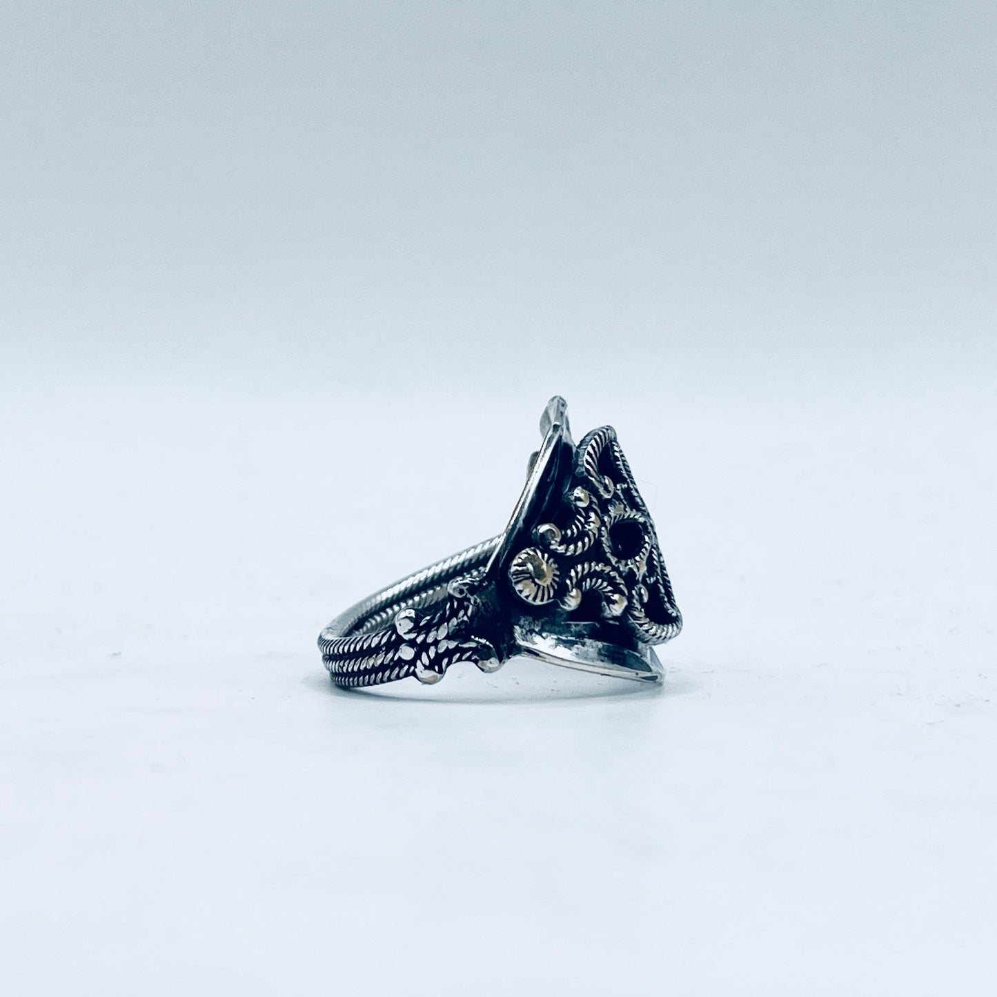 Anello Artigianale Mod. INTERO ZUCCHERO TRAFORATO Realizzato con intero Antico Cucchiaino in Argento (Prima Metà del ’900)
