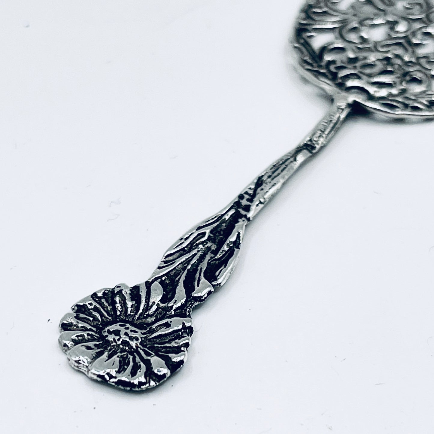 Anello Artigianale “TRAFORATO MARGHERITA” Mod. INTERO  Realizzato con intero Antico Cucchiaino in Argento (Prima Metà del ’900)