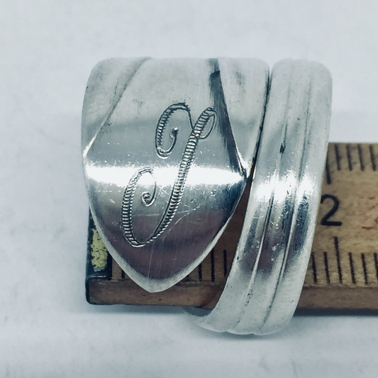 Anello Artigianale con Iniziale I