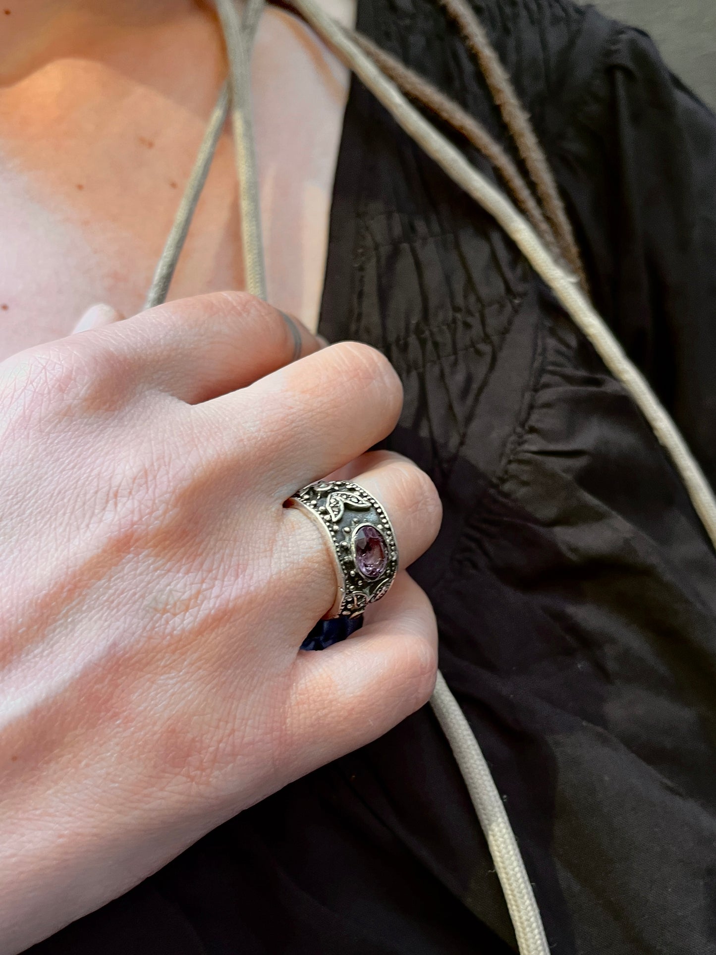 Anello Artigianale SPILLA INCANTO Mod. SPILLA CON AMETISTA Realizzato con Antica spilla in Argento (Prima Metà del ’900)