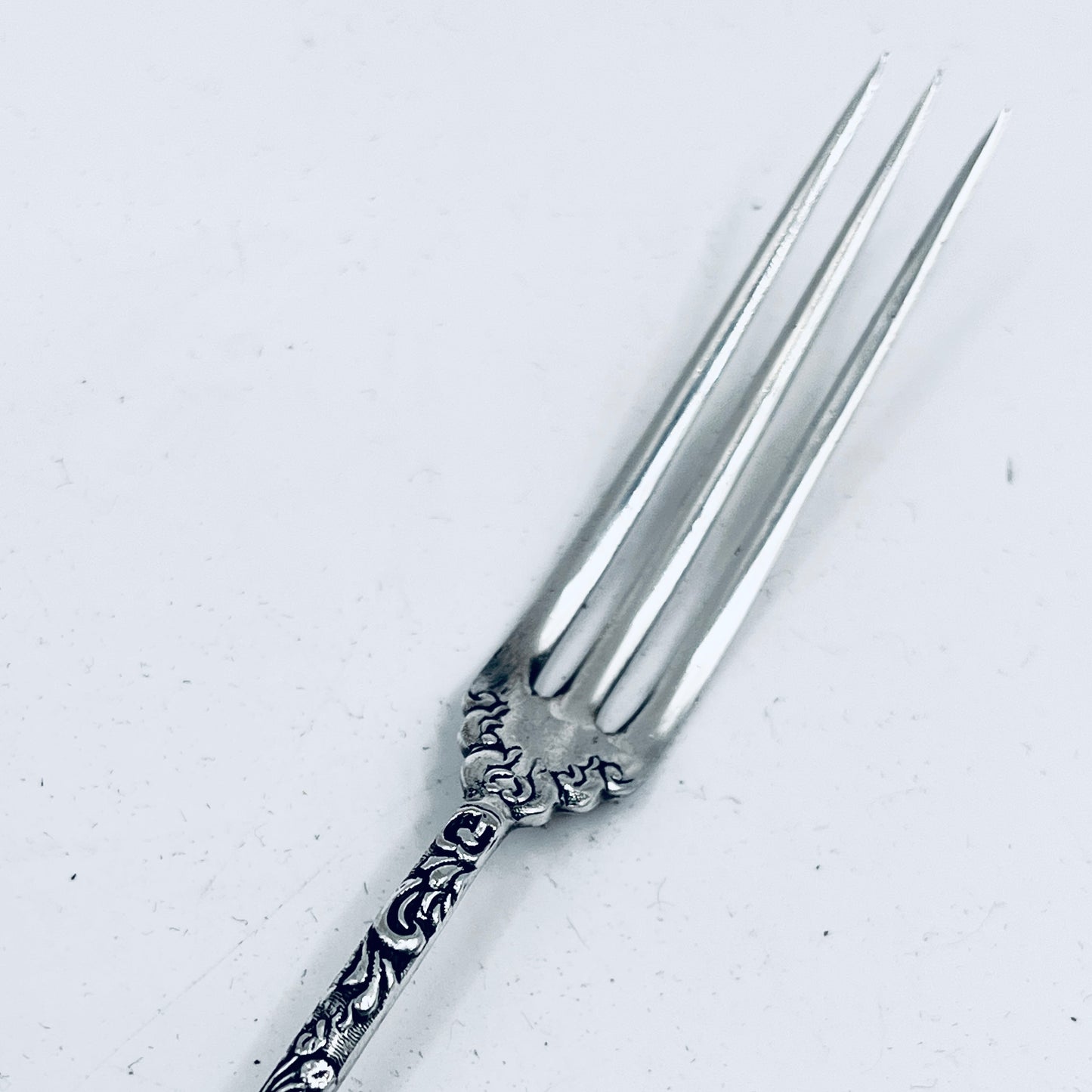 Anello Artigianale Mod. FORCHETTINA CUORE DELICATO Realizzato con parte di antica forchettina in Argento (Prima Metà del ’900)