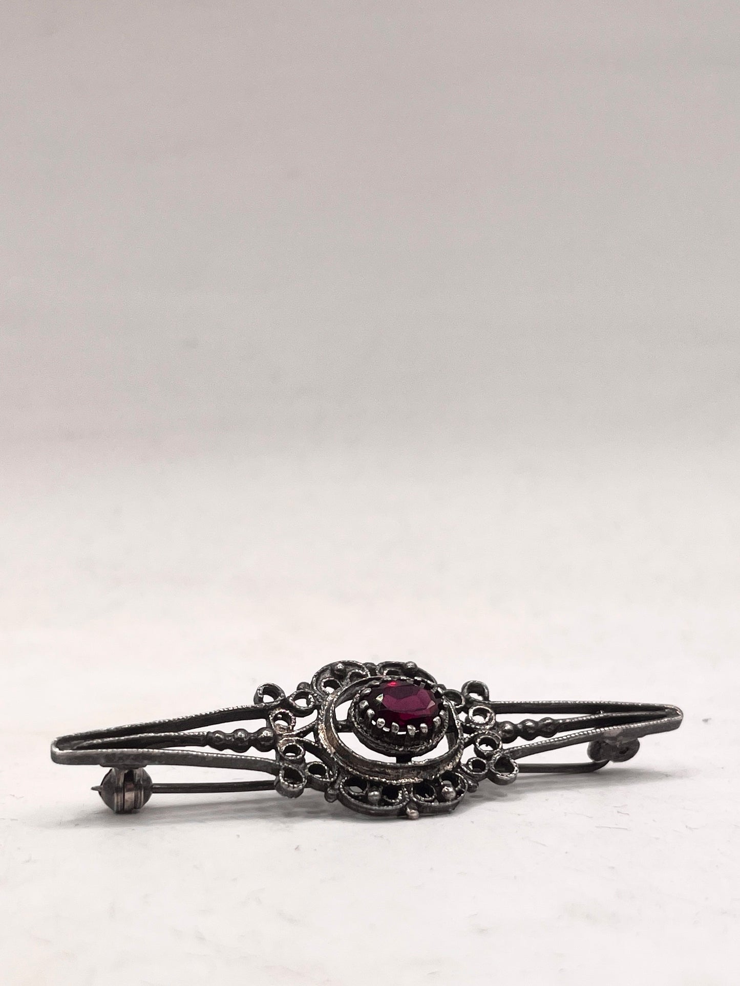 Anello Artigianale SPILLA VELLUTO Mod. SPILLA ARG 835 e GRANATO Realizzato con Antica spilla in Argento (Prima Metà del ’900