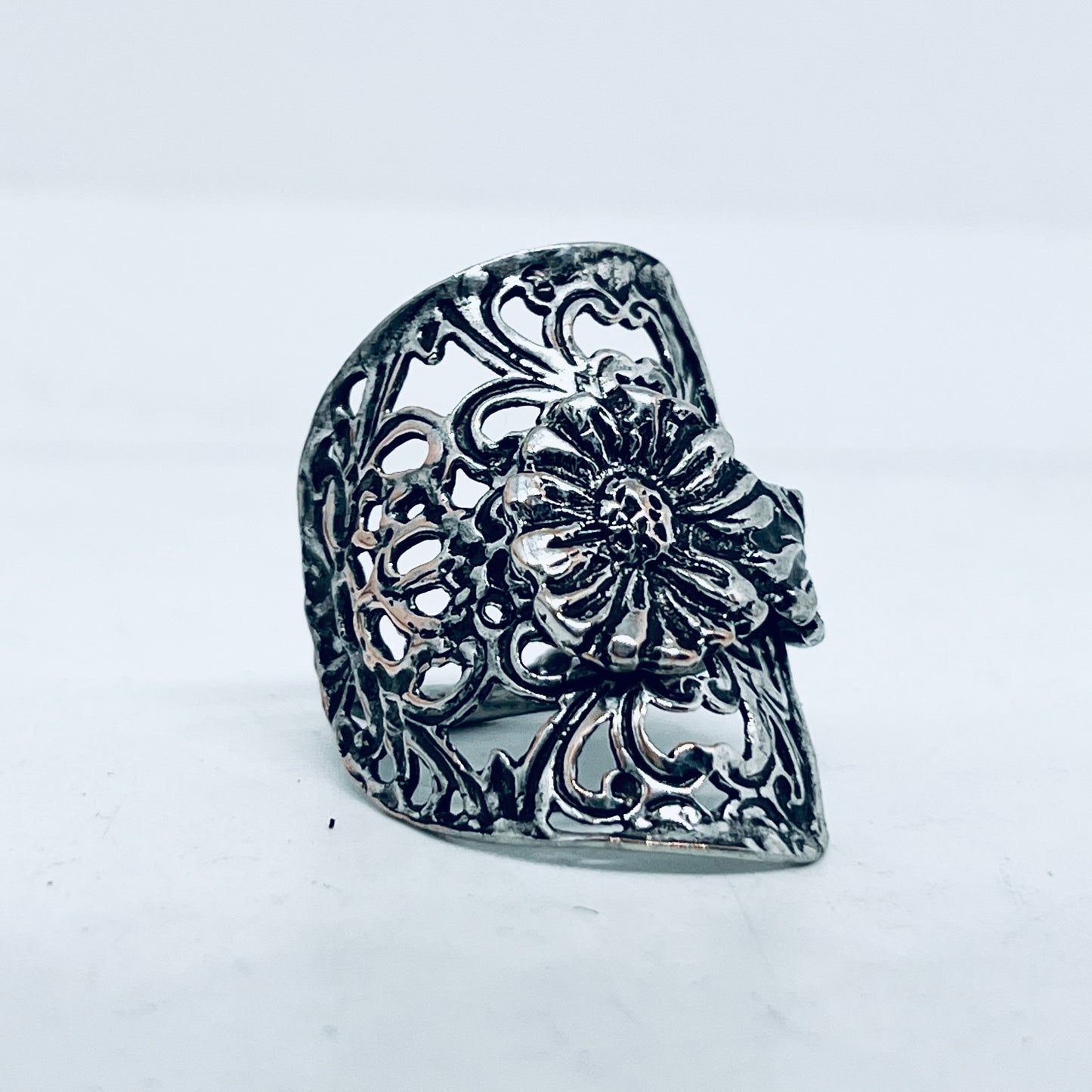 Anello Artigianale “TRAFORATO MARGHERITA” Mod. INTERO  Realizzato con intero Antico Cucchiaino in Argento (Prima Metà del ’900)