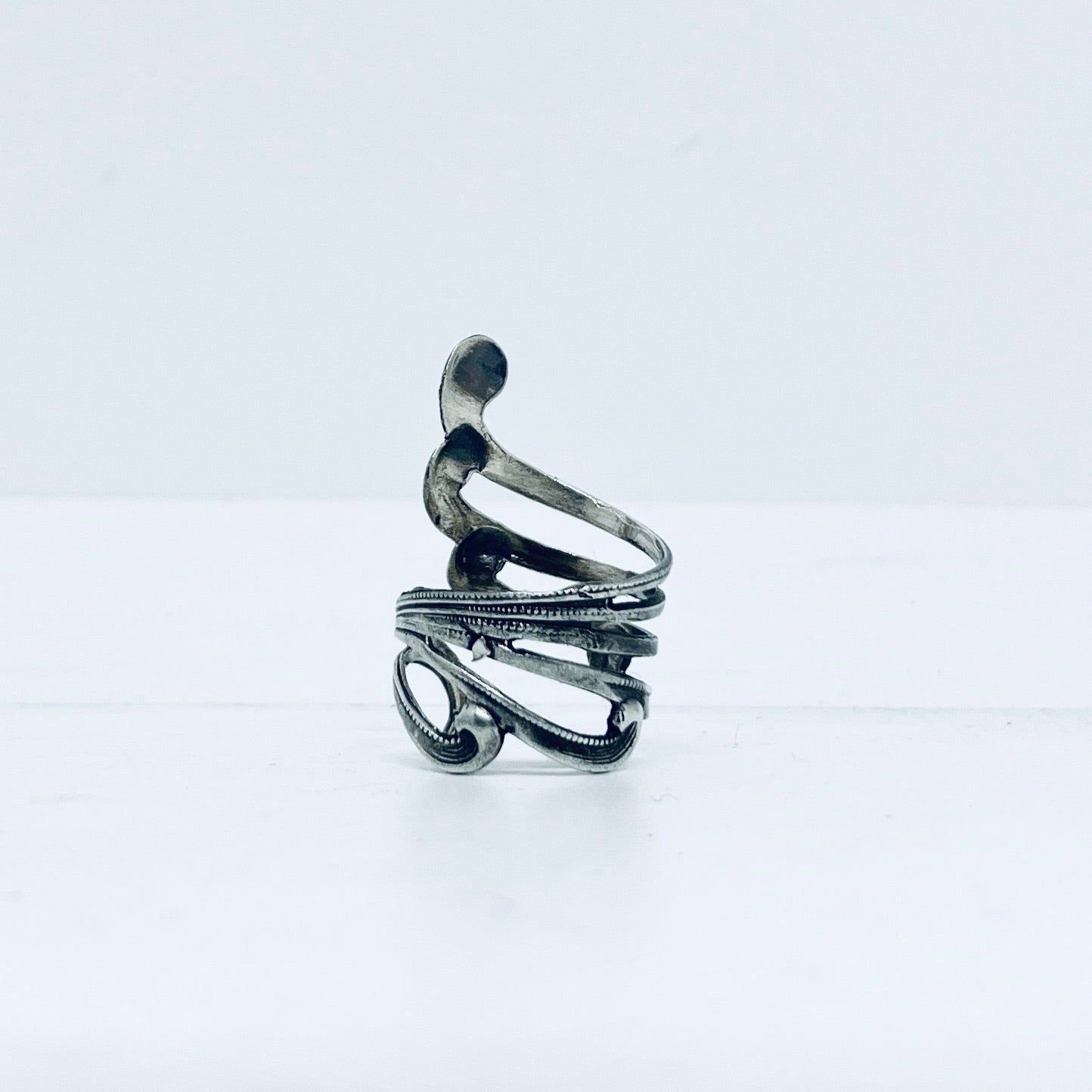 Anello Artigianale ONDA LIBERTY Mod. SPILLA Realizzato con Antica spilla in Argento (Prima Metà del ’900)