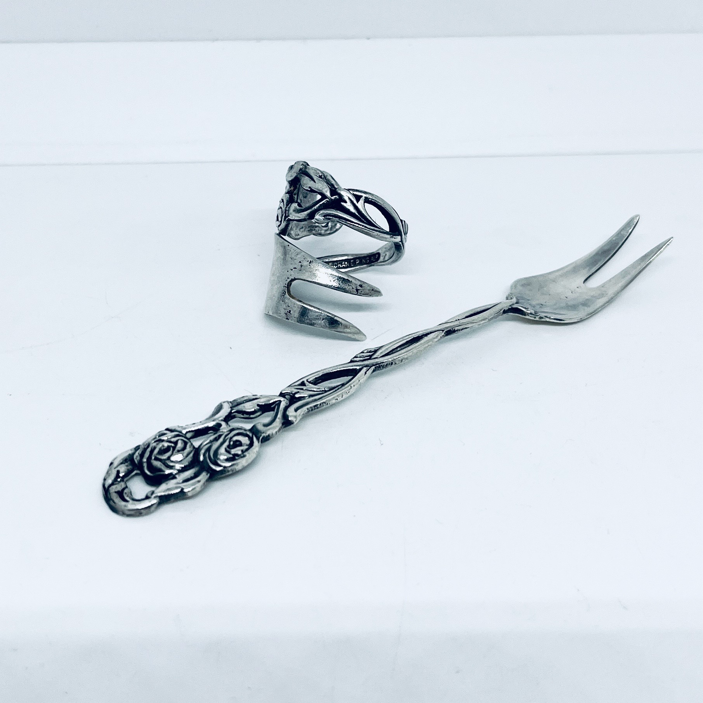Anello Artigianale Mod. FORCHETTINA ROSE TRAFORATE Realizzato con intera antica forchettina in Argento (Prima Metà del ’900)