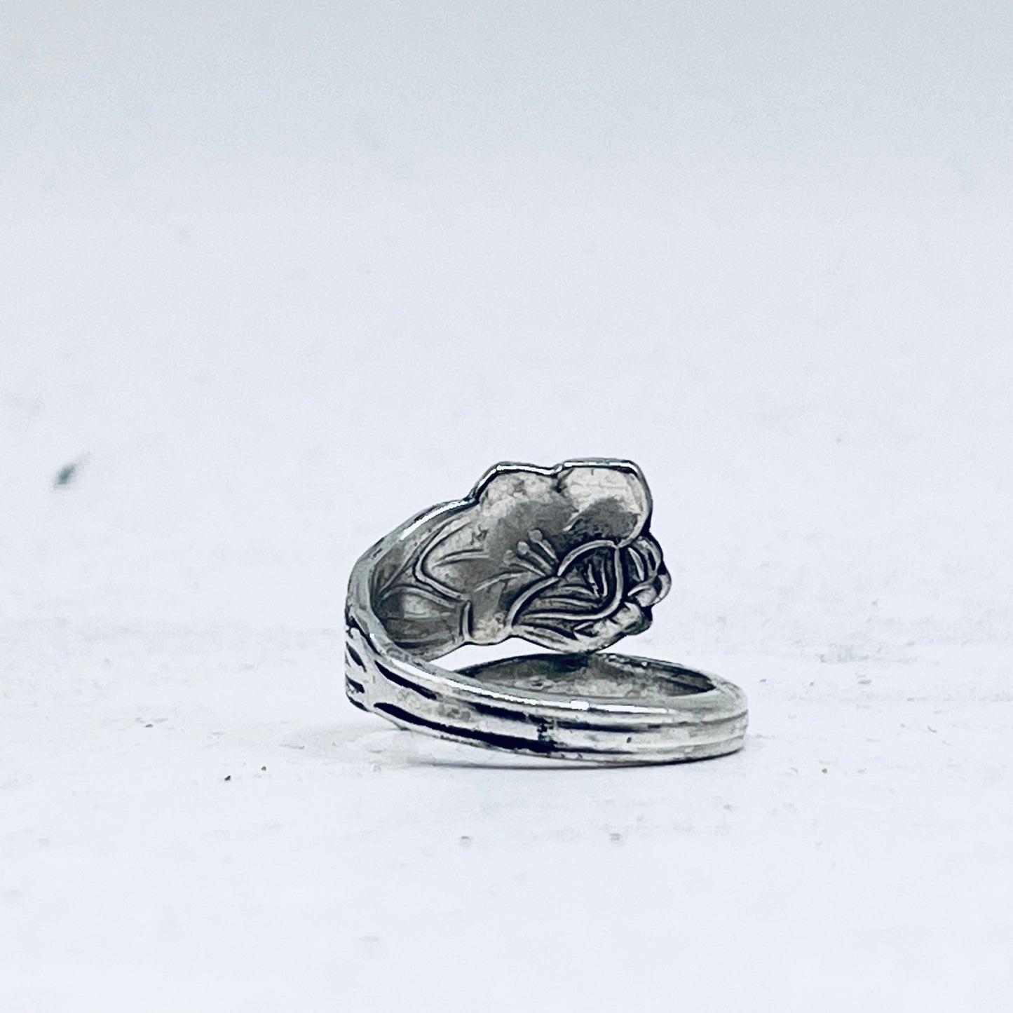 Anello Artigianale Mod. CLASSICO/SPIRALE/INTERO  “IRIS-GIGLIO”  Realizzato con Antica posata in Argento (Prima Metà del ’900)