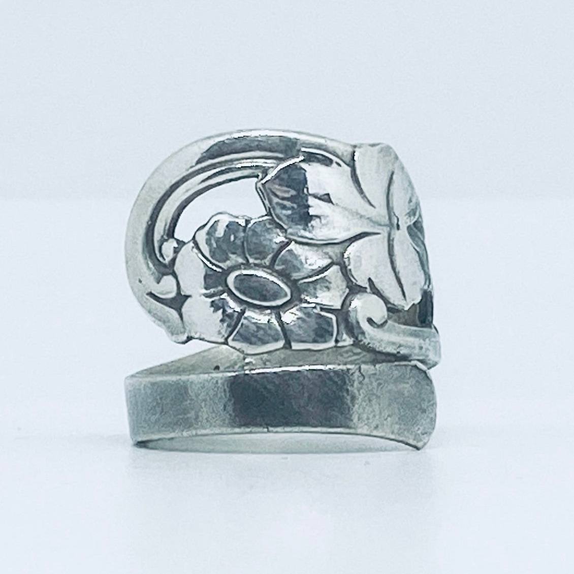 Anello Artigianale FIORE LIBERTY Mod. CLASSICO/SPIRALE  Realizzato con Antica posata in Argento (Prima Metà del ’900)
