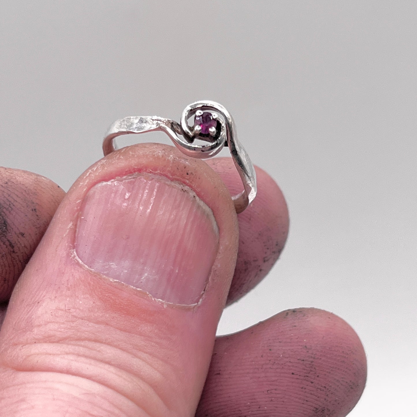 Anello Artigianale GRANATO 02 Mod. SPILLA Realizzato con Antica spilla in Argento (Prima Metà del ’900)