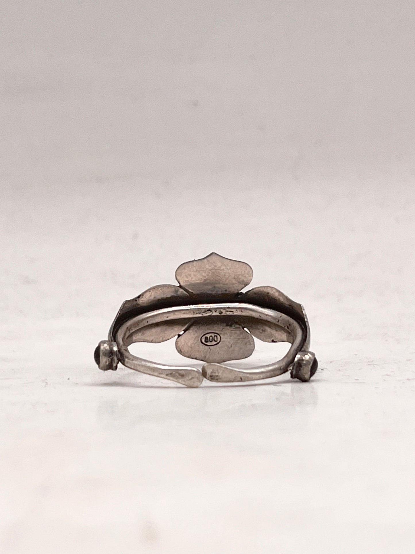 Anello Artigianale SPILLA SANGUE DI DRAGO o DEMOGORGONE Mod. SPILLA ARG 800 e GRANATO Realizzato con Antica spilla in Argento (Prima Metà del ’900