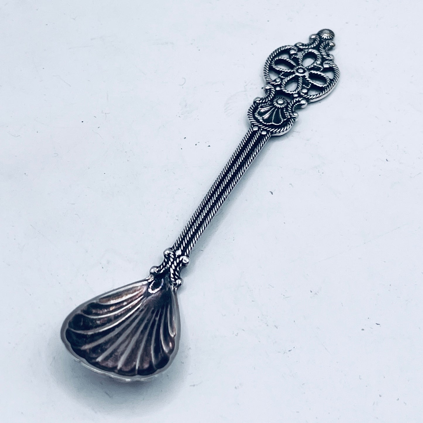 Anello Artigianale Mod. INTERO ZUCCHERO TRAFORATO Realizzato con intero Antico Cucchiaino in Argento (Prima Metà del ’900)