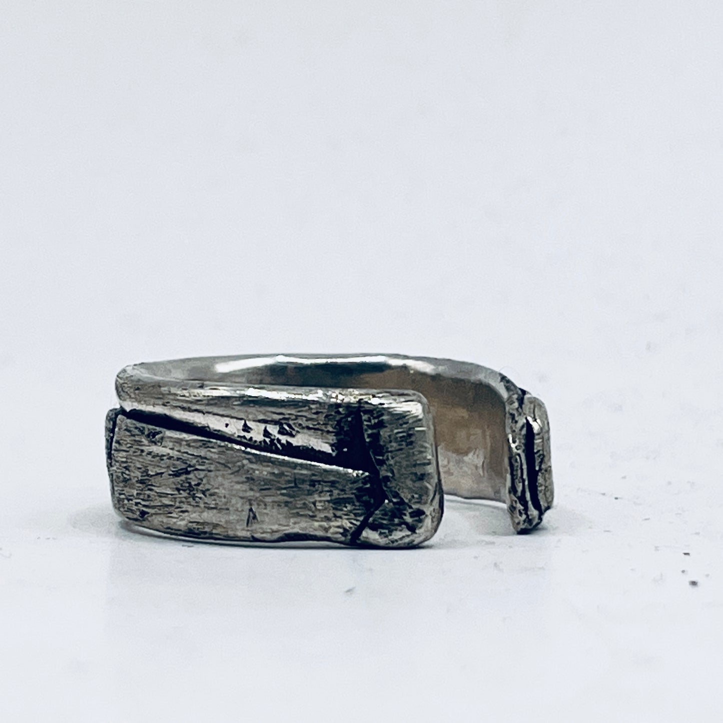 Anello Artigianale BROOKLYN 03  Mod. FASCIONE  Realizzato con parte di Antica zuccheriera in Argento 800 (Prima Metà del ’900)