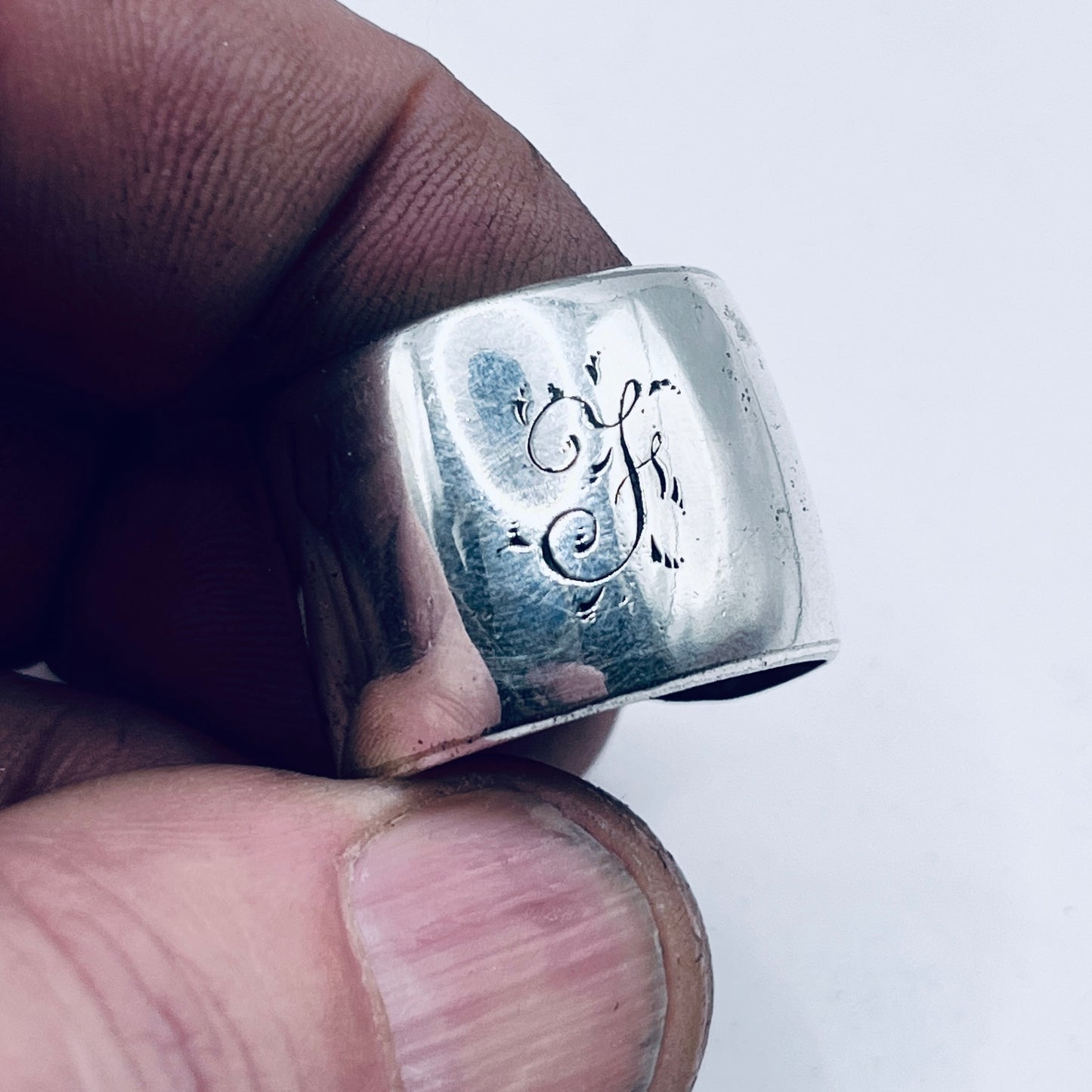 Anello Artigianale con Iniziale F