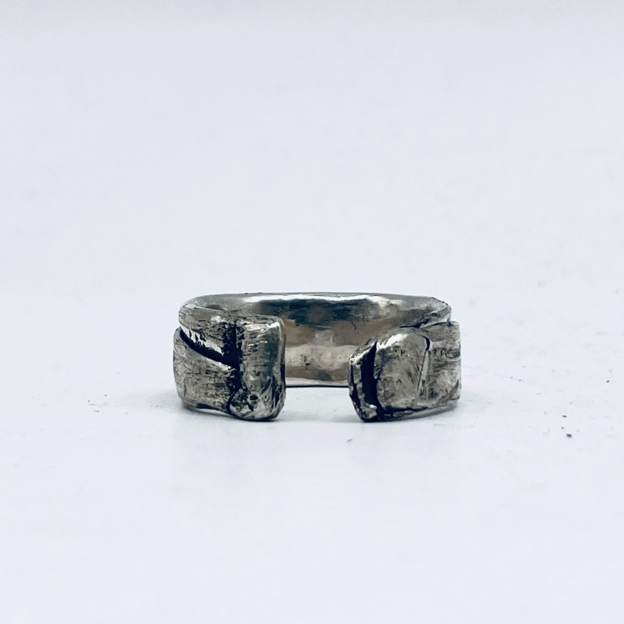 Anello Artigianale BROOKLYN 03  Mod. FASCIONE  Realizzato con parte di Antica zuccheriera in Argento 800 (Prima Metà del ’900)