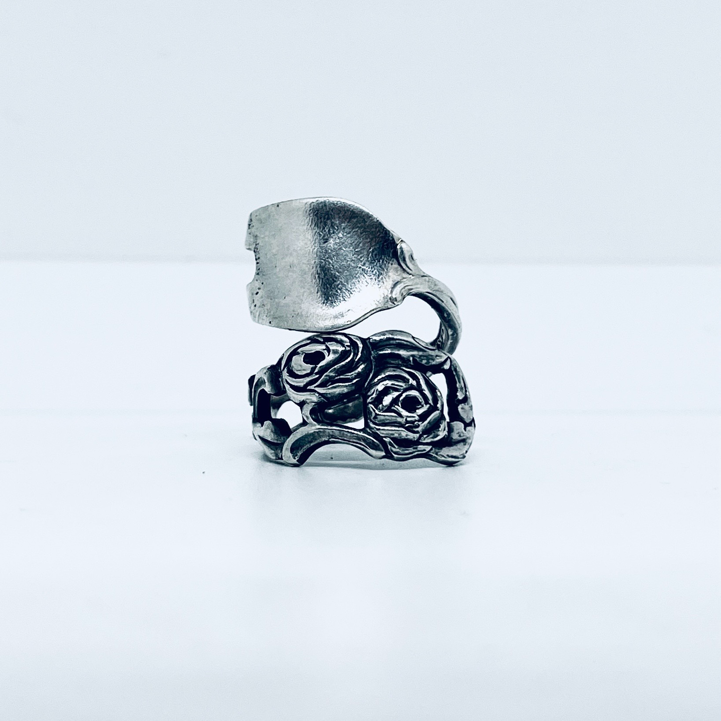 Anello Artigianale Mod. FORCHETTINA ROSE TRAFORATE Realizzato con intera antica forchettina in Argento (Prima Metà del ’900)