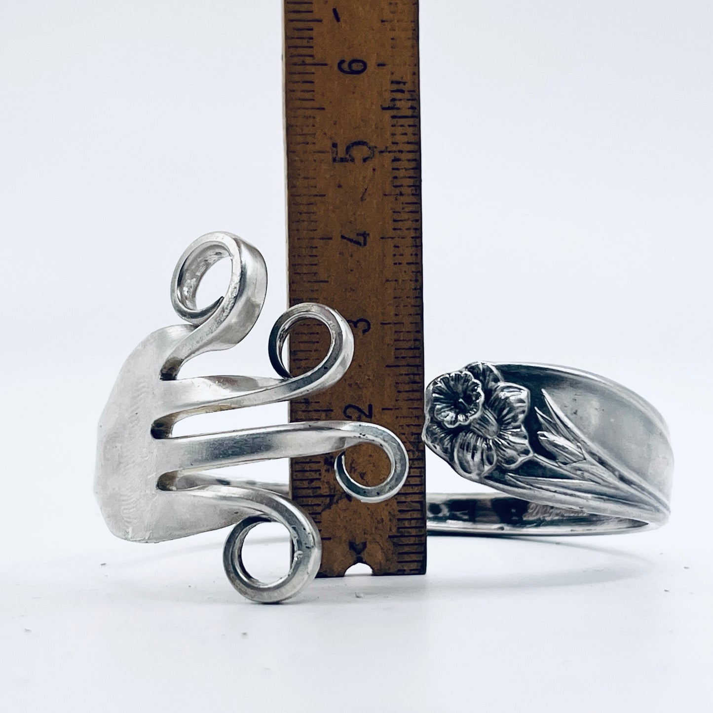 Bracciale Artigianale Mod. FORCHETTA  NARCISO Realizzato con Antica posata in lega d’argento (Prima Metà del ’900)