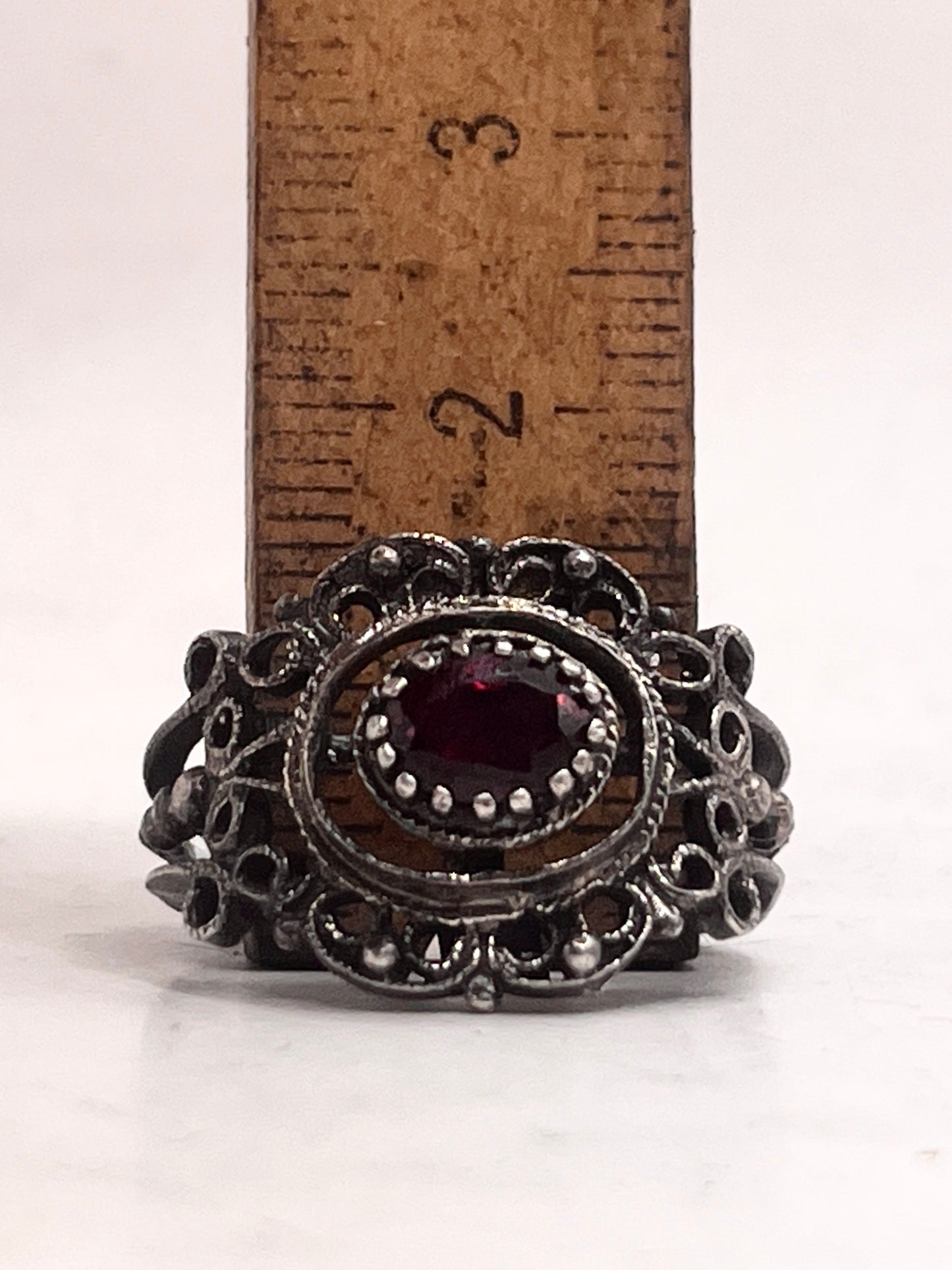 Anello Artigianale SPILLA VELLUTO Mod. SPILLA ARG 835 e GRANATO Realizzato con Antica spilla in Argento (Prima Metà del ’900