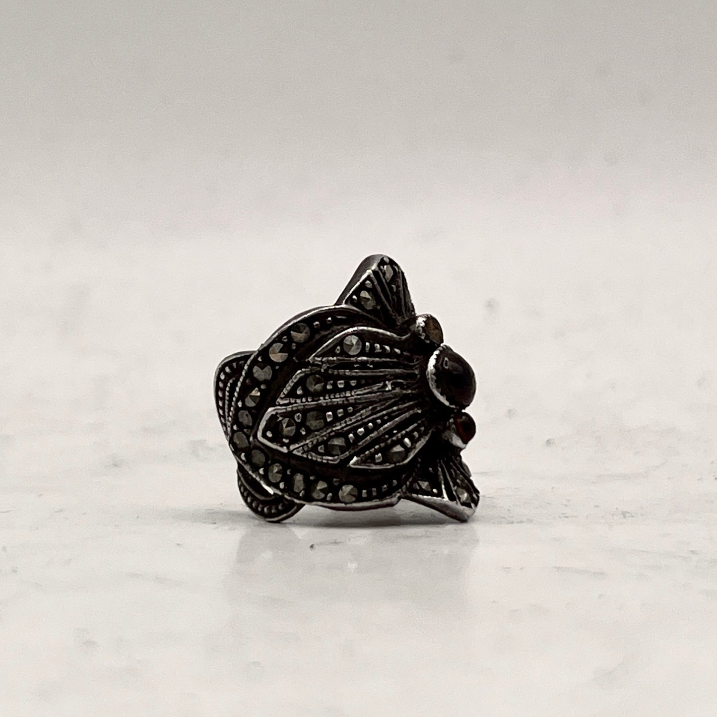 Anello Artigianale GRANATO Mod. SPILLA Realizzato con Antica spilla in Argento (Prima Metà del ’900)