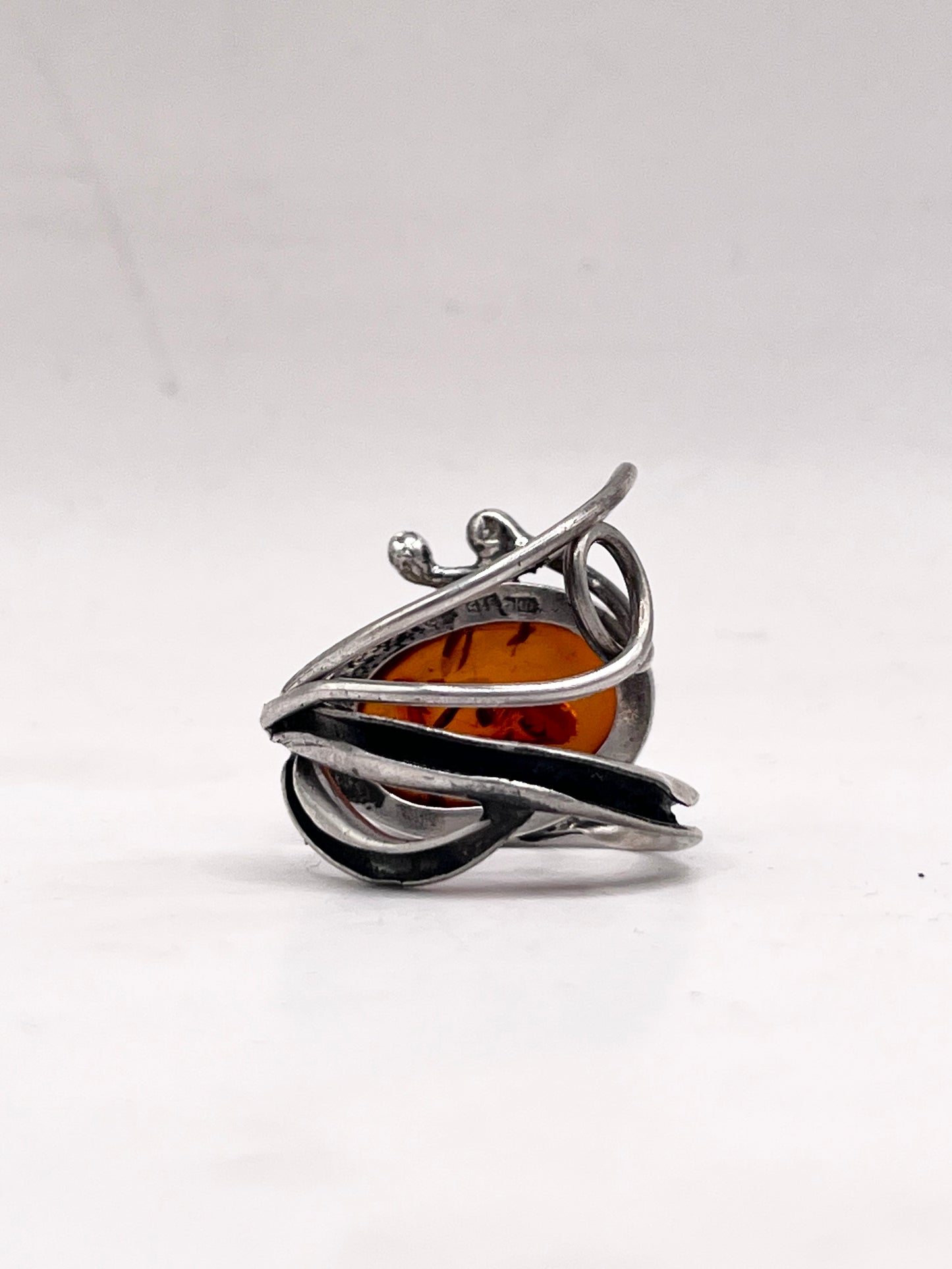 Anello Artigianale MIELE JURASSICO Mod. SPILLA con AMBRA Realizzato con Antica spilla in Argento (Prima Metà del ’900)