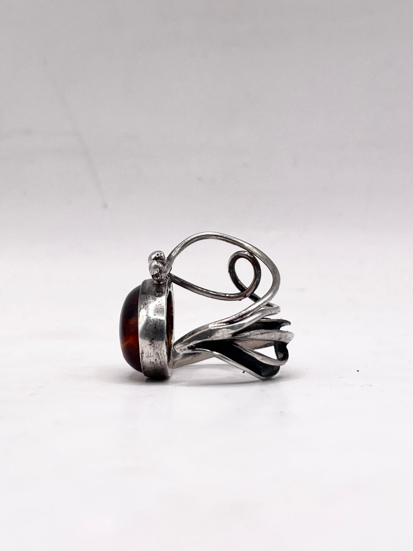 Anello Artigianale MIELE JURASSICO Mod. SPILLA con AMBRA Realizzato con Antica spilla in Argento (Prima Metà del ’900)