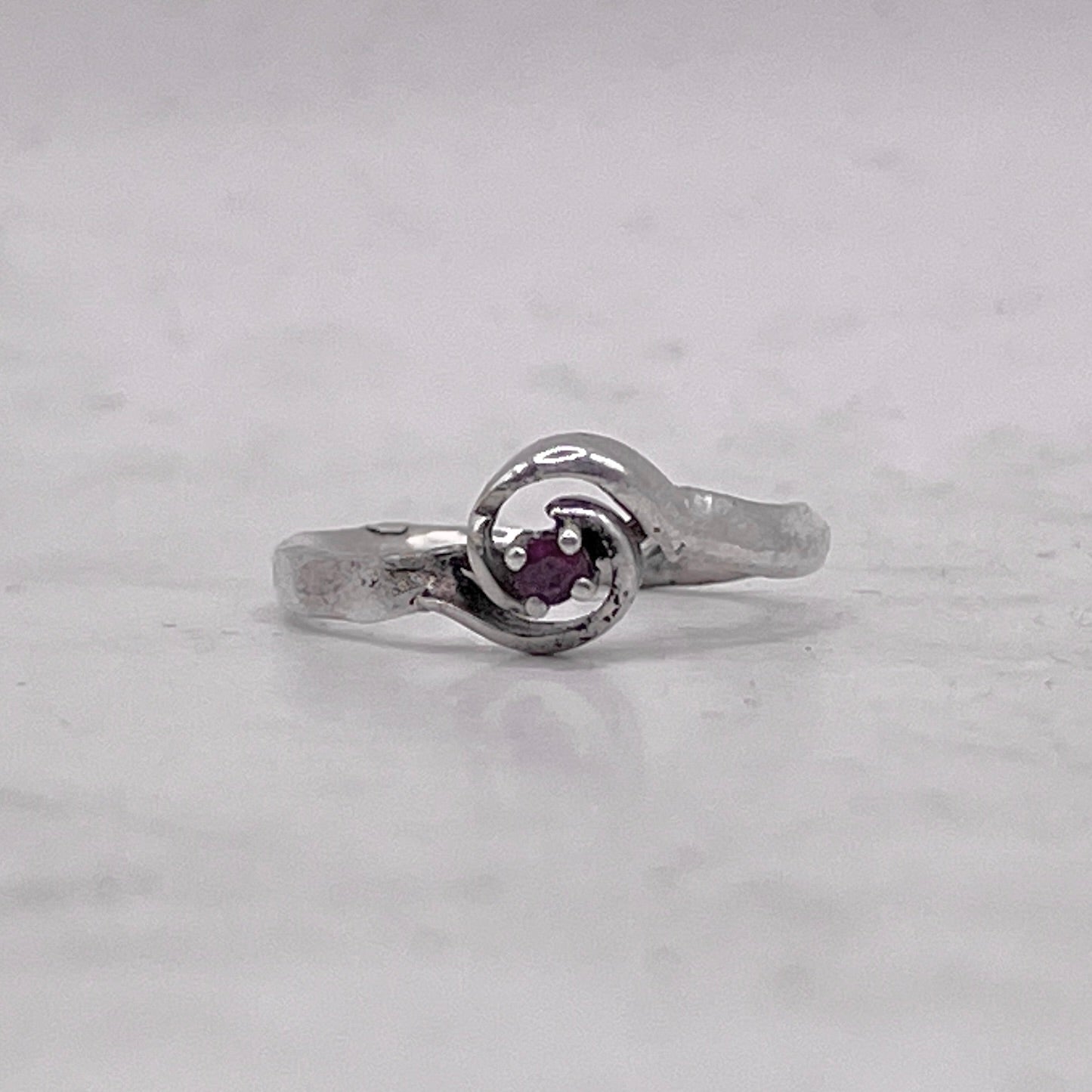 Anello Artigianale GRANATO 02 Mod. SPILLA Realizzato con Antica spilla in Argento (Prima Metà del ’900)