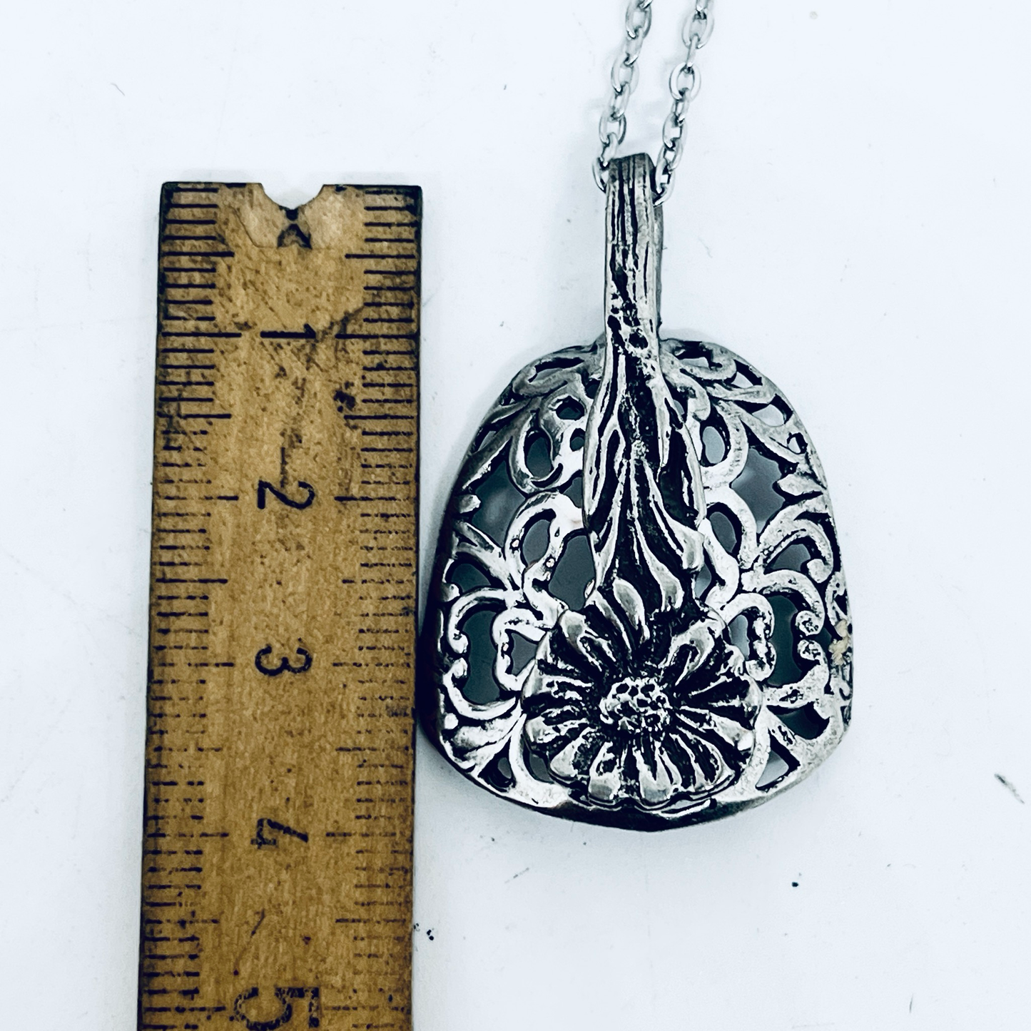 Pendente Artigianale MARGHERITA TRAFORATA Mod. CUCCHIAINO INTERO Realizzato con Antica Posata in Argento (Prima Metà del ’900)