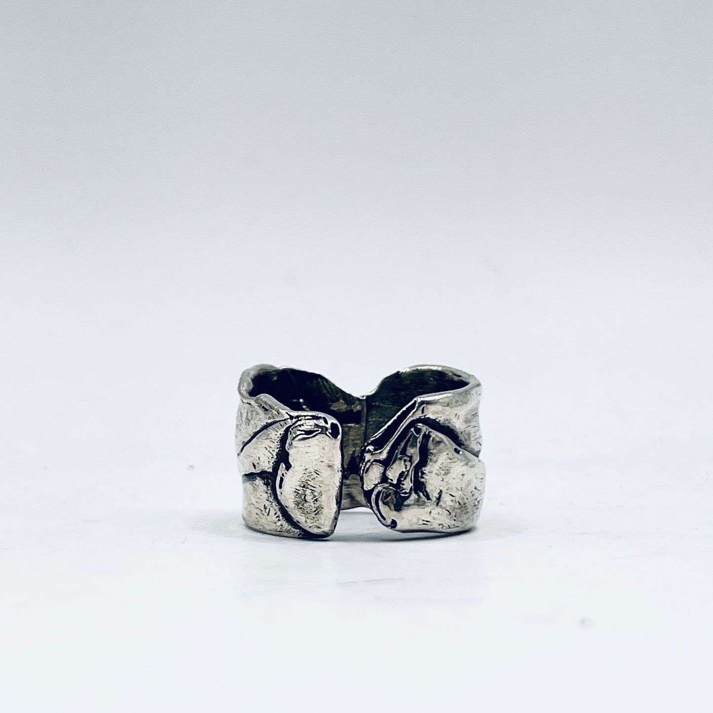 Anello Artigianale BROOKLYN 02  Mod. FASCIONE  Realizzato con parte di Antica zuccheriera in Argento 800 (Prima Metà del ’900)