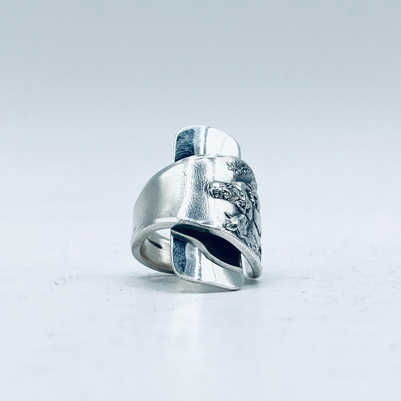 Anello Artigianale CAPPUCCETTO ROSSO&LUPO Mod. INTERO  PUSHER FOOD Realizzato con intero Antico pusher food in Argento (Prima Metà del ’900)