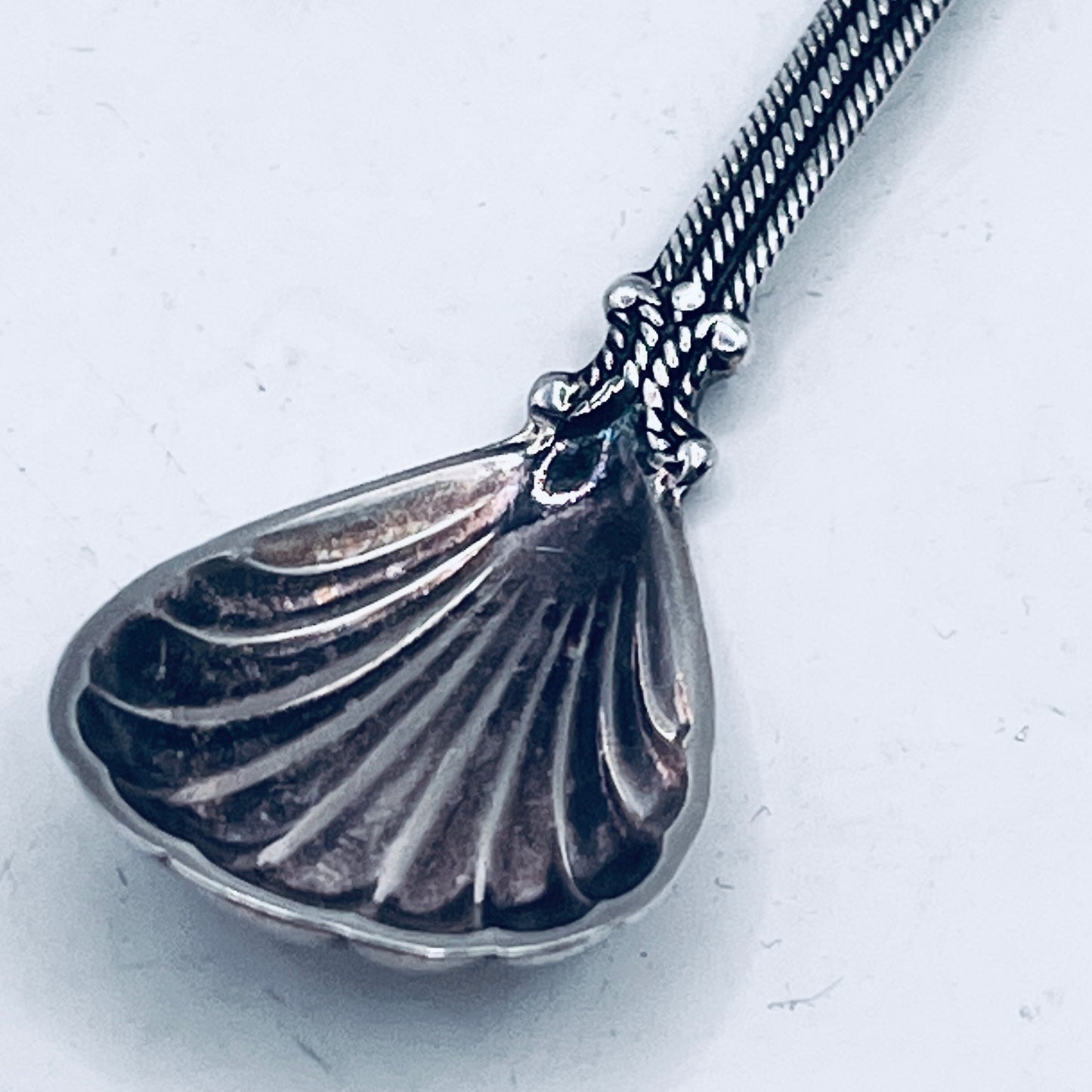Anello Artigianale Mod. INTERO ZUCCHERO TRAFORATO Realizzato con intero Antico Cucchiaino in Argento (Prima Metà del ’900)