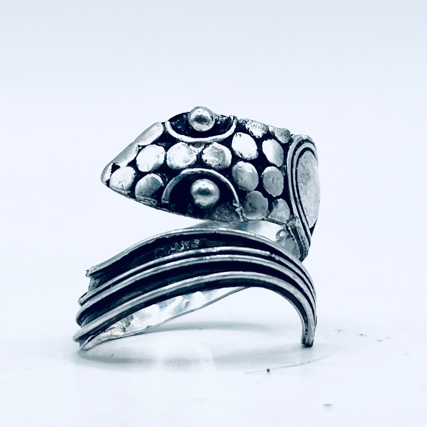 Anello Artigianale da SERPENTE COSMICO Mod. SPILLA Realizzato con Antica spilla in Argento (Prima Metà del ’900)