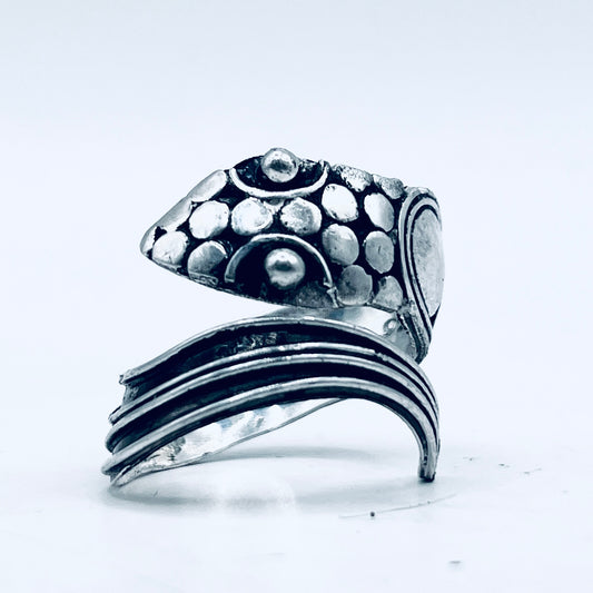 Anello Artigianale da SERPENTE COSMICO Mod. SPILLA Realizzato con Antica spilla in Argento (Prima Metà del ’900)