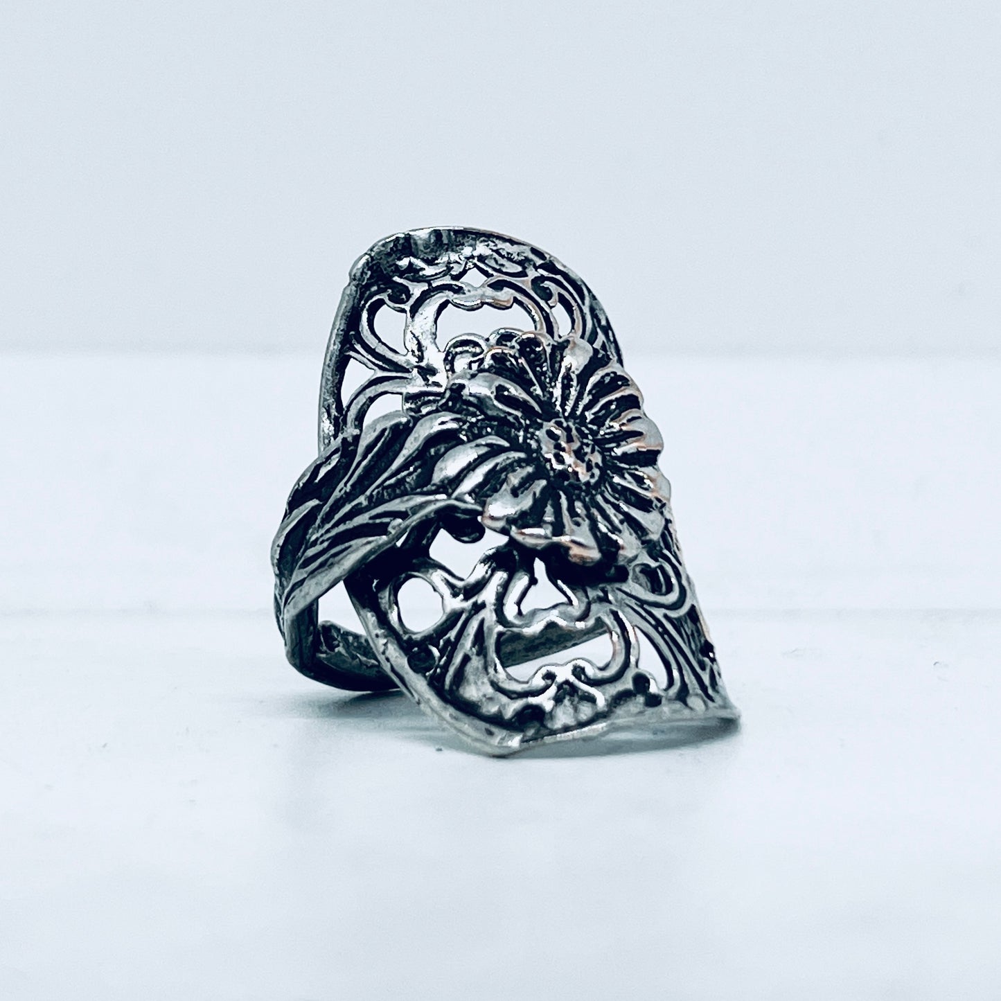 Anello Artigianale “TRAFORATO MARGHERITA” Mod. INTERO  Realizzato con intero Antico Cucchiaino in Argento (Prima Metà del ’900)