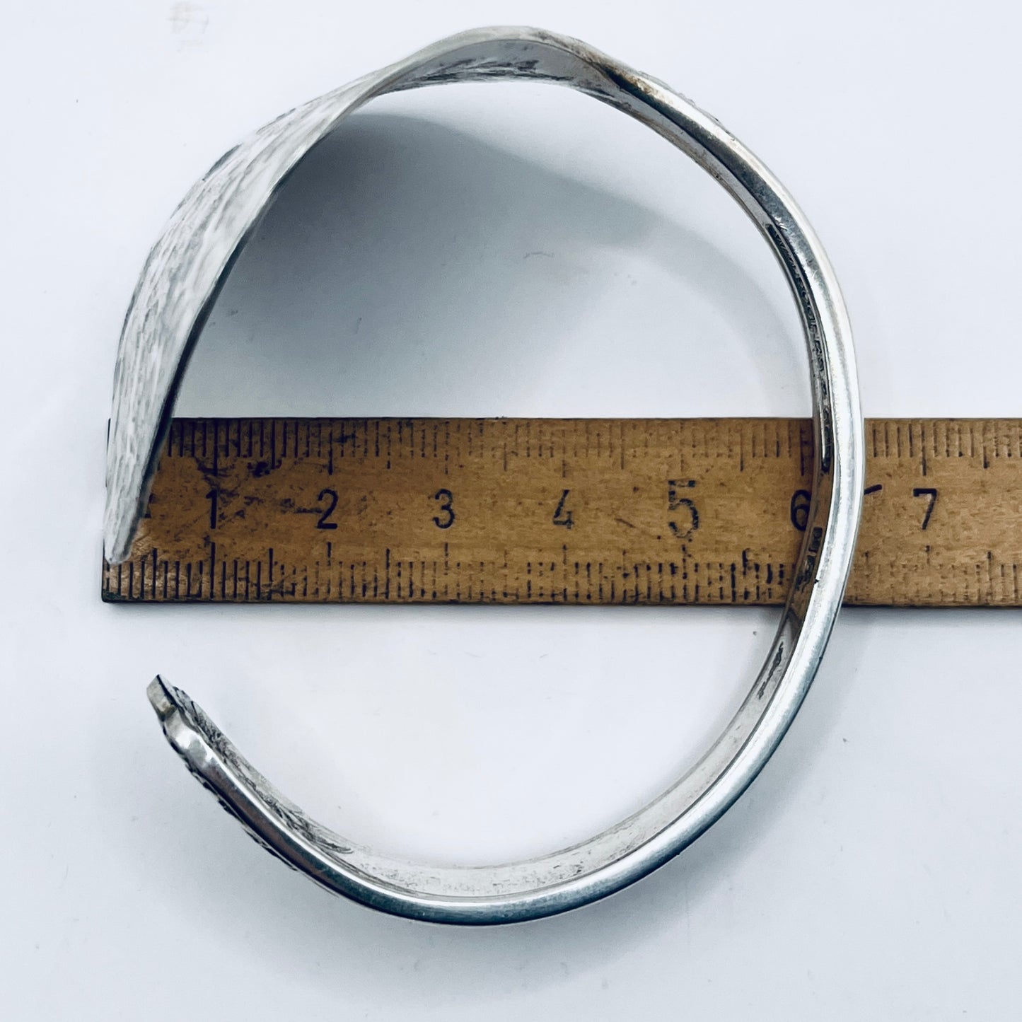 Bracciale Artigianale GIRASOLI  Mod. CUCCHIAIO MARTELLATO  Realizzato con Antica posata in Argento (Prima Metà del ’900)