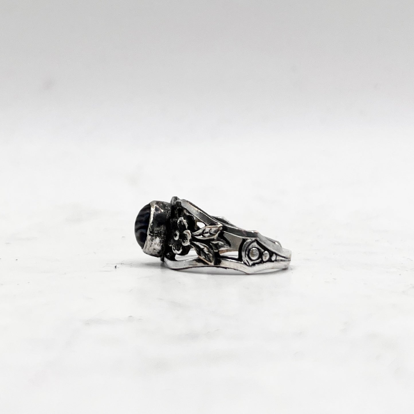 Anello Artigianale ZEBRA STONE Mod. SPILLA Realizzato con Antica spilla in Argento (Prima Metà del ’900)