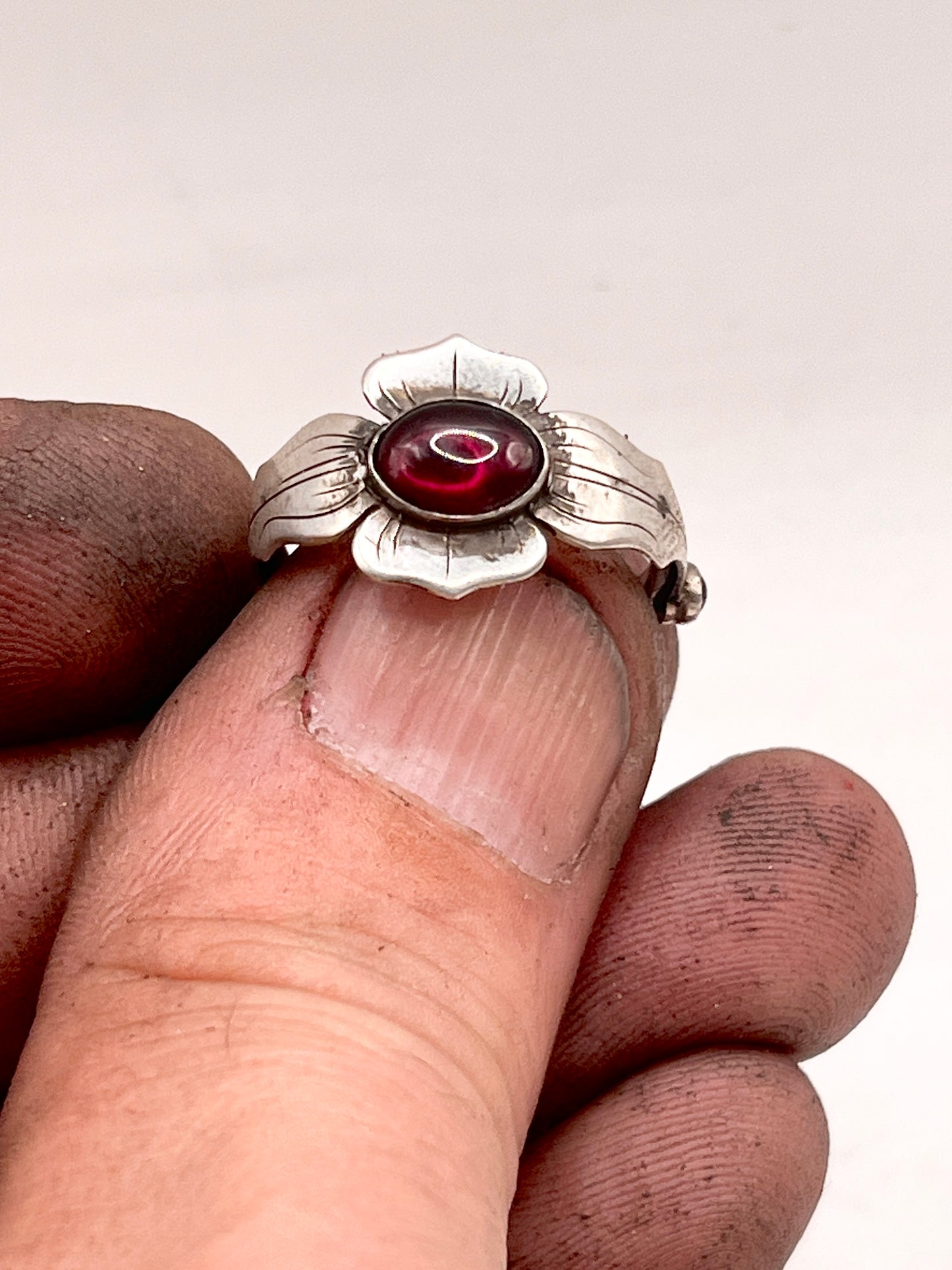 Anello Artigianale SPILLA SANGUE DI DRAGO o DEMOGORGONE Mod. SPILLA ARG 800 e GRANATO Realizzato con Antica spilla in Argento (Prima Metà del ’900