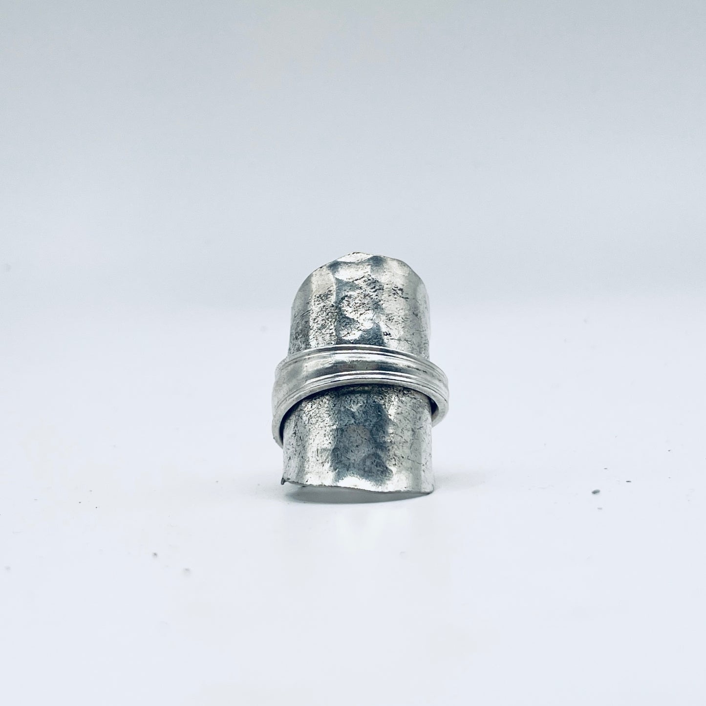 Anello Artigianale Mod. INTERO  MARTELLATO Realizzato con intero Antico Cucchiaino in Argento (Prima Metà del ’900)