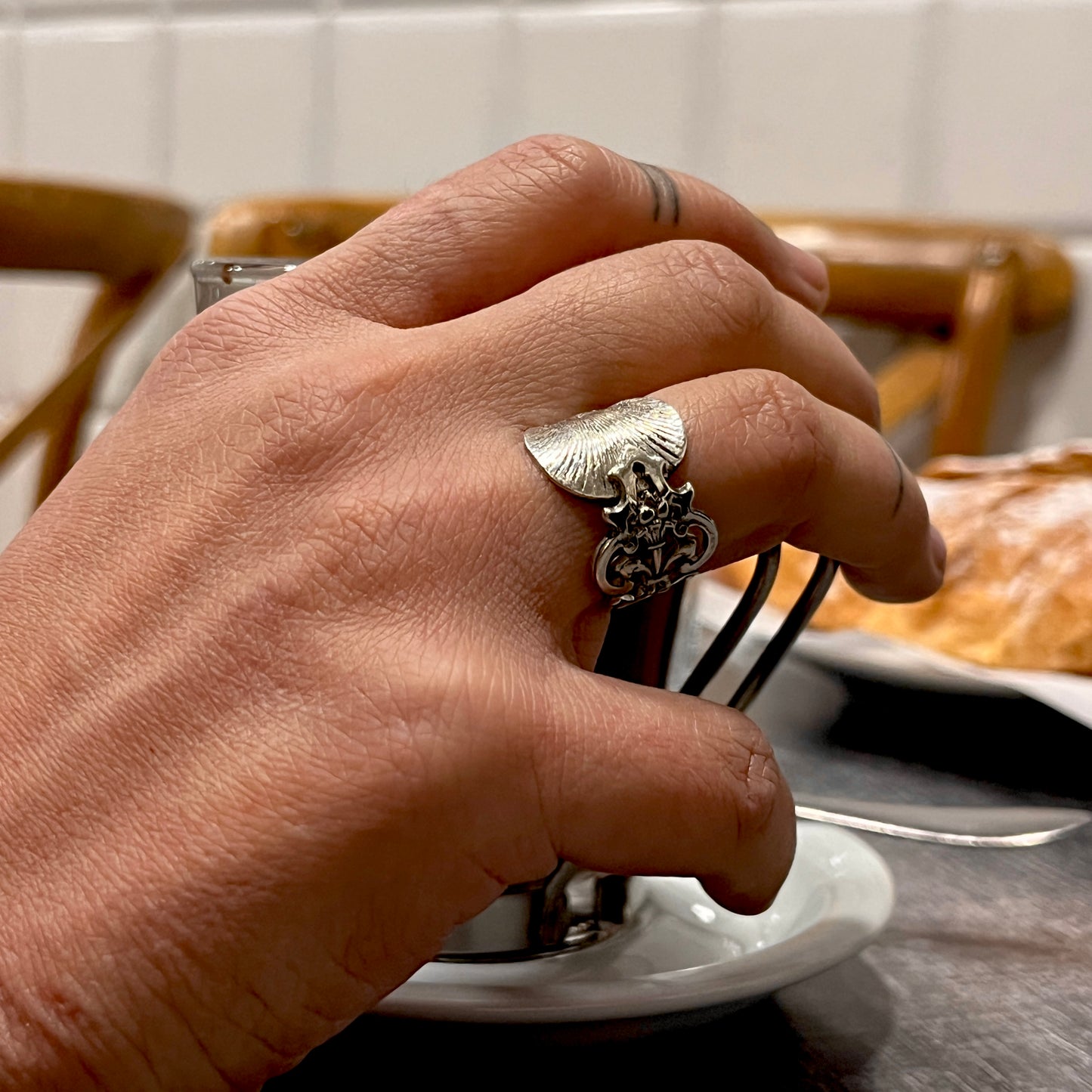 Anello Artigianale CONCHIGLIA REGALE Mod. INTERO  Realizzato con intero Antico Cucchiaino in Argento (Prima Metà del ’900)
