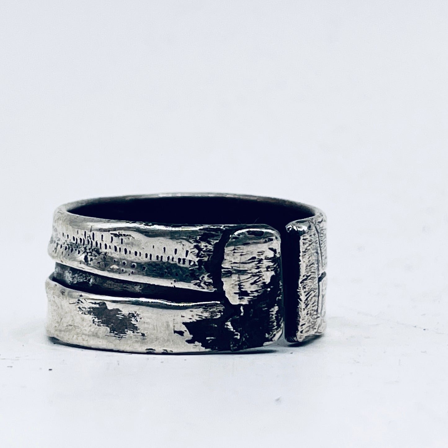 Anello Artigianale BROOKLYN 04  Mod. FASCIONE  Realizzato con parte di Antica zuccheriera in Argento 800 (Prima Metà del ’900)