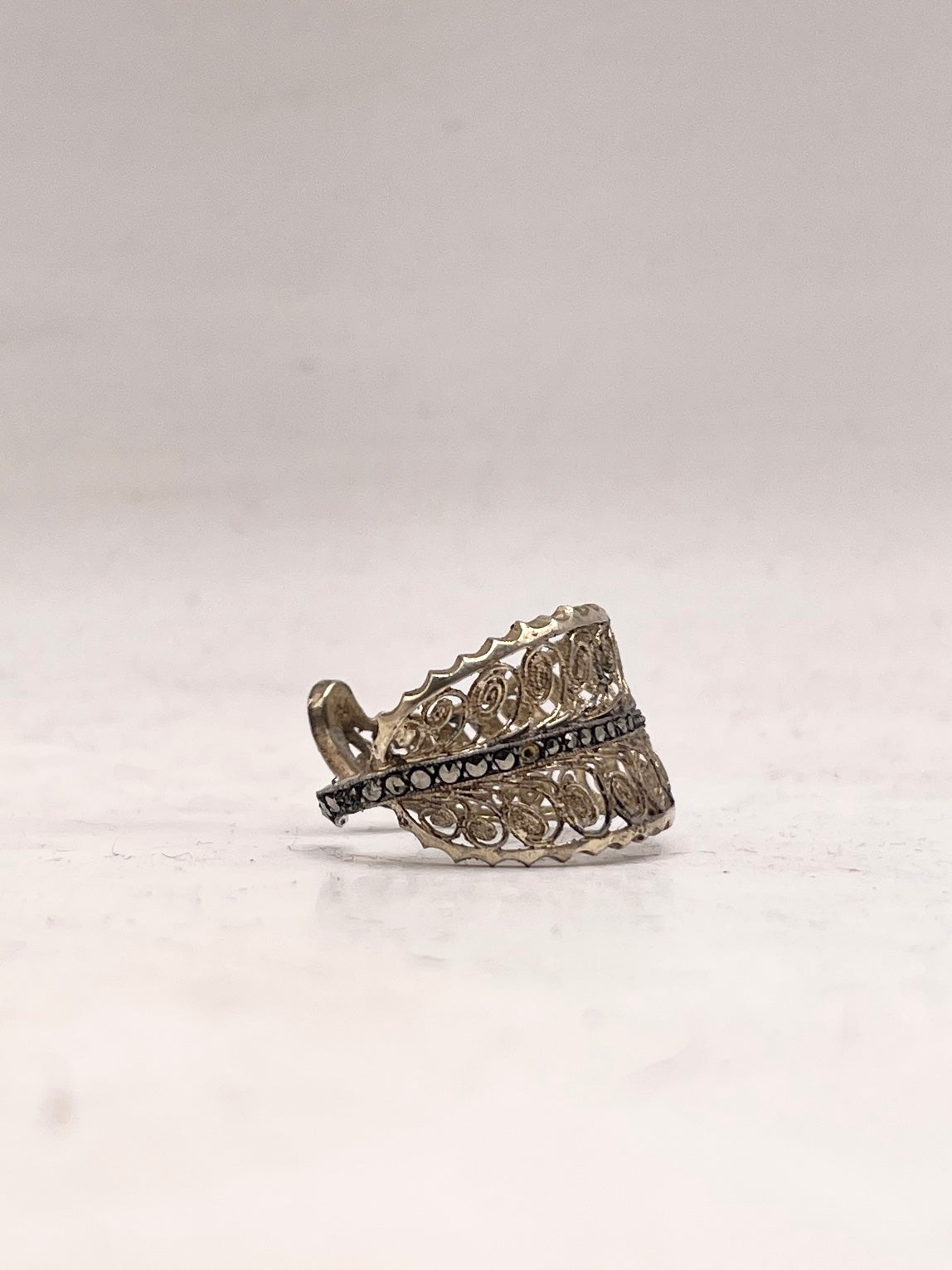 Anello Artigianale SPILLA FELCE Mod. SPILLA FILIGRANA e MARCASSITI Realizzato con Antica spilla in Argento (Prima Metà del ’900)