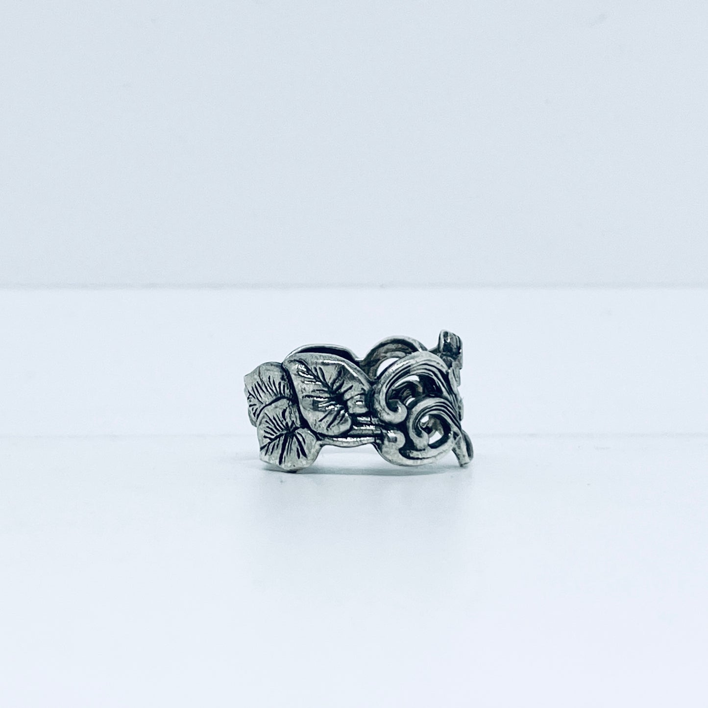 Anello Artigianale NARCISO Mod. SPILLA Realizzato con Antica spilla in Argento (Prima Metà del ’900)