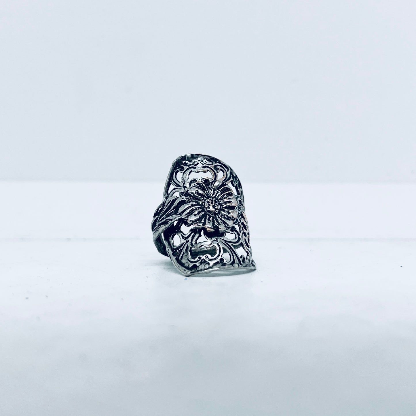Anello Artigianale “TRAFORATO MARGHERITA” Mod. INTERO  Realizzato con intero Antico Cucchiaino in Argento (Prima Metà del ’900)