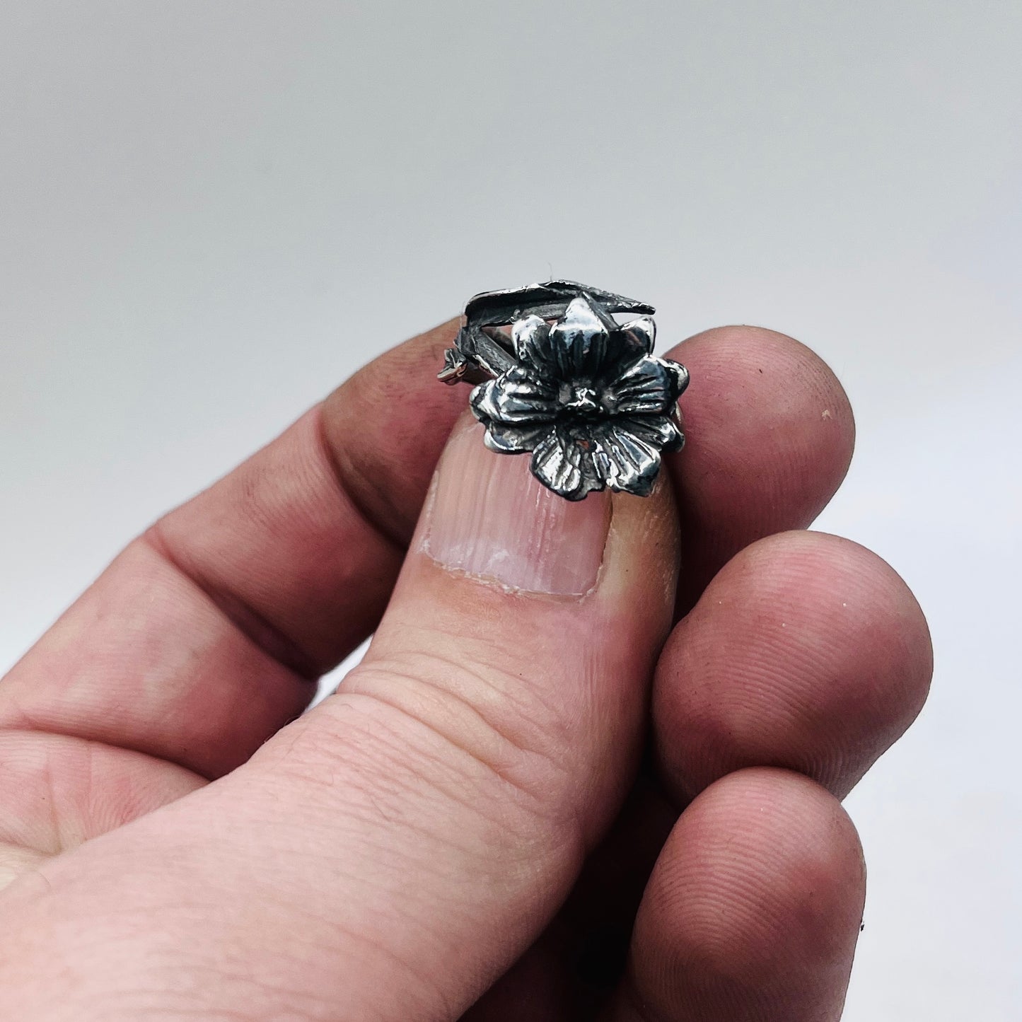 Anello Artigianale FIORE 01 Mod. CLASSICO  Realizzato con Antica SPILLA in Argento 800(Prima Metà del ’900)