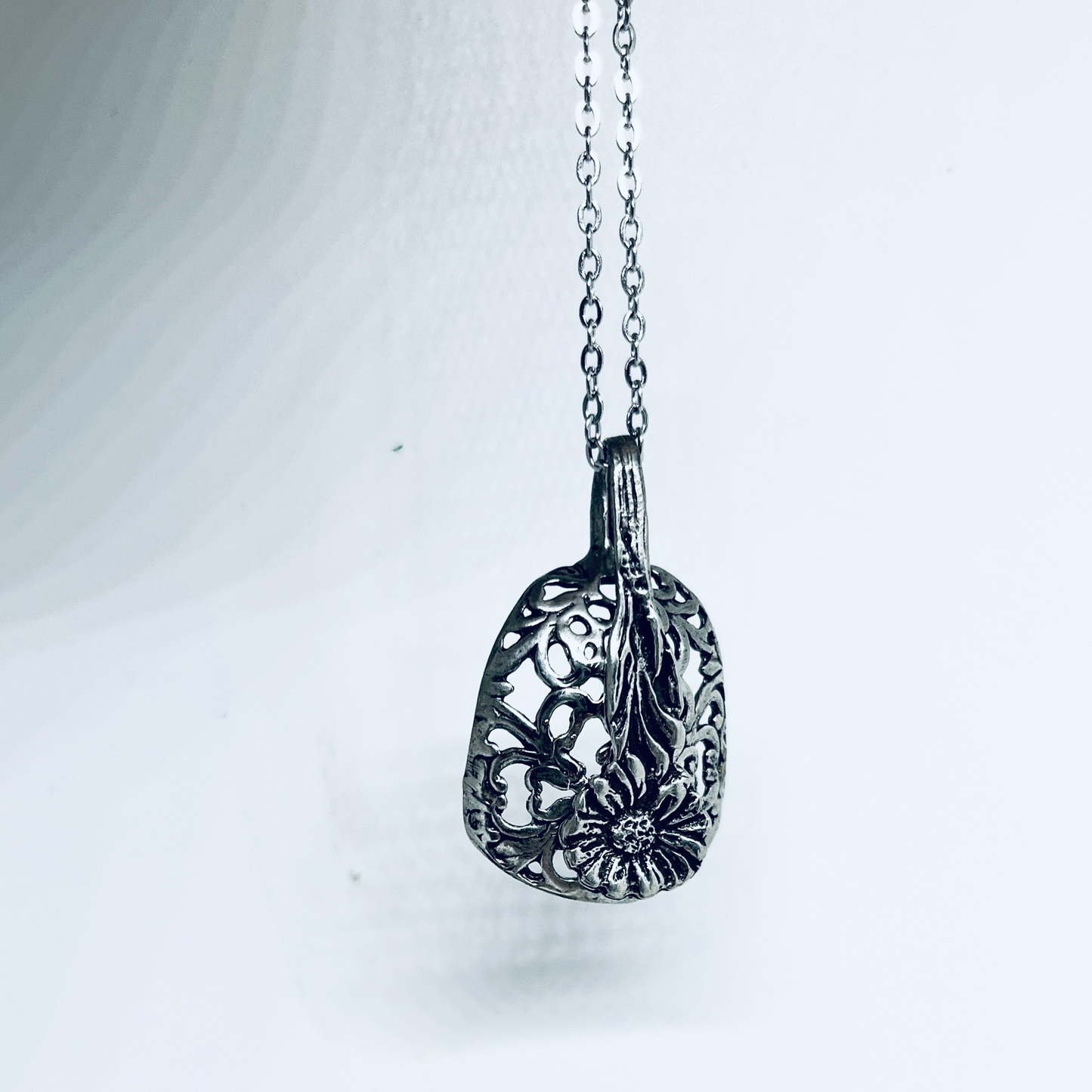 Pendente Artigianale MARGHERITA TRAFORATA Mod. CUCCHIAINO INTERO Realizzato con Antica Posata in Argento (Prima Metà del ’900)
