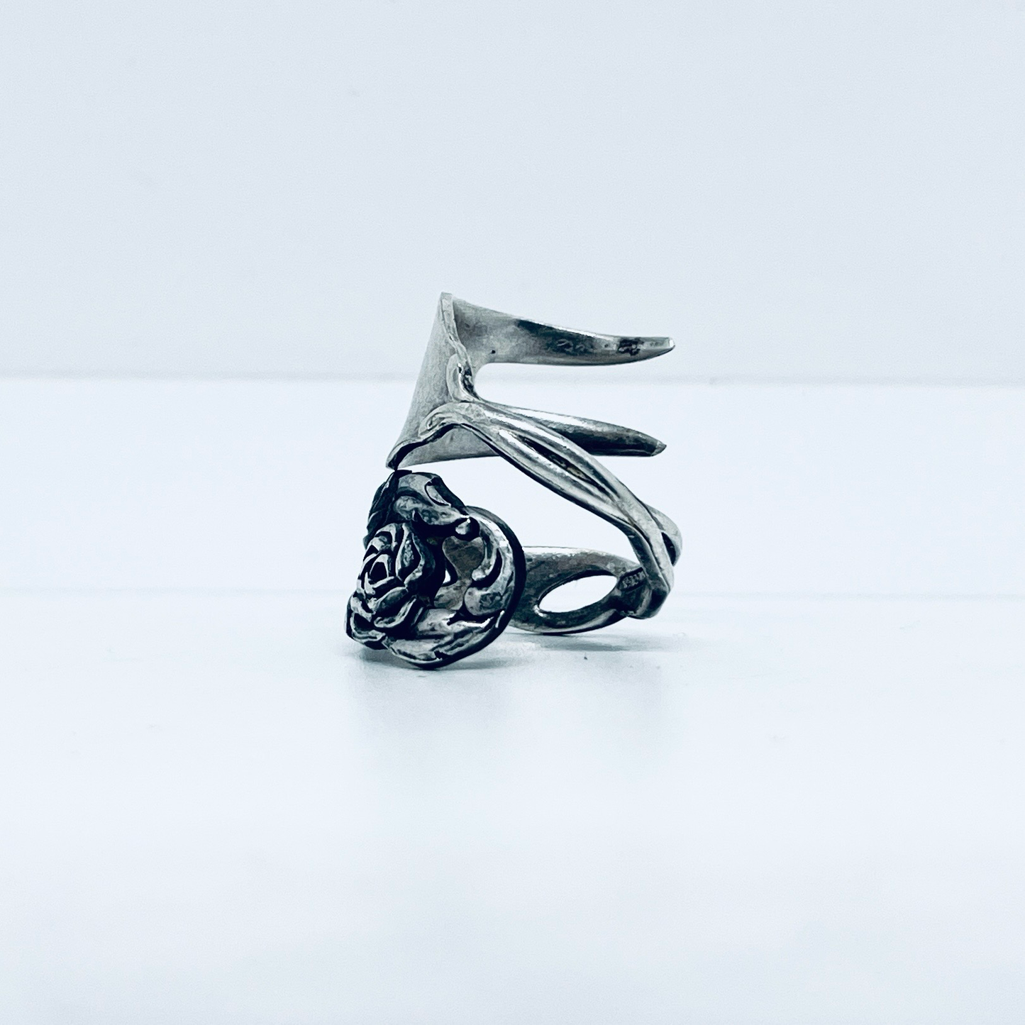 Anello Artigianale Mod. FORCHETTINA ROSE TRAFORATE Realizzato con intera antica forchettina in Argento (Prima Metà del ’900)
