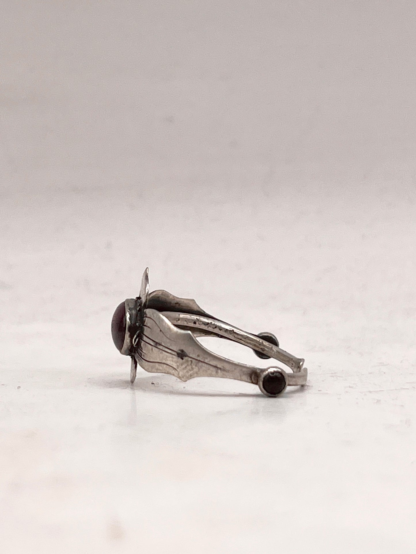 Anello Artigianale SPILLA SANGUE DI DRAGO o DEMOGORGONE Mod. SPILLA ARG 800 e GRANATO Realizzato con Antica spilla in Argento (Prima Metà del ’900