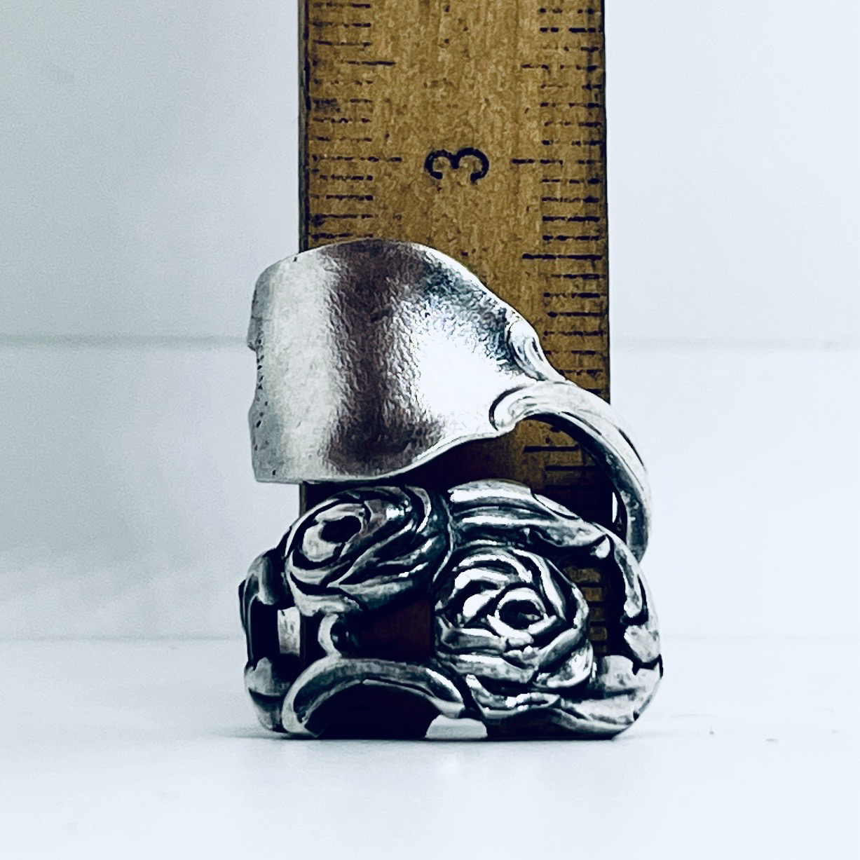 Anello Artigianale Mod. FORCHETTINA ROSE TRAFORATE Realizzato con intera antica forchettina in Argento (Prima Metà del ’900)