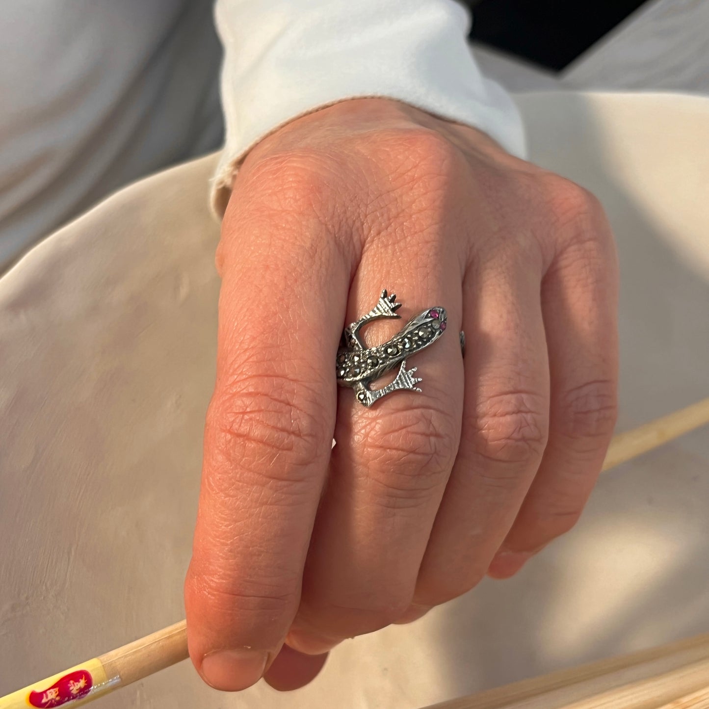 Anello Artigianale GECO RUBINI Mod. SPILLA Realizzato con Antica spilla in Argento e Marcasiti (Prima Metà del ’900)