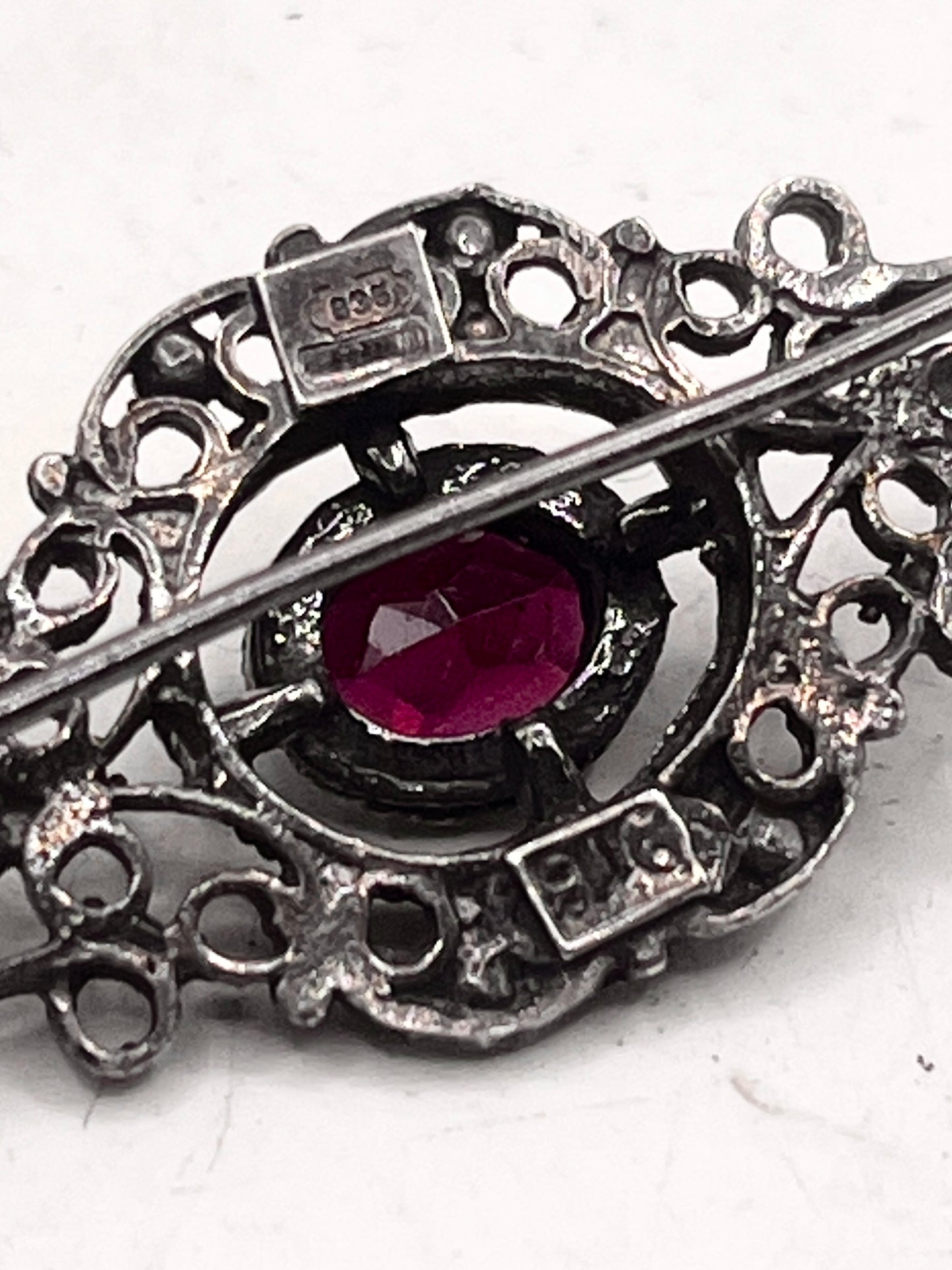 Anello Artigianale SPILLA VELLUTO Mod. SPILLA ARG 835 e GRANATO Realizzato con Antica spilla in Argento (Prima Metà del ’900