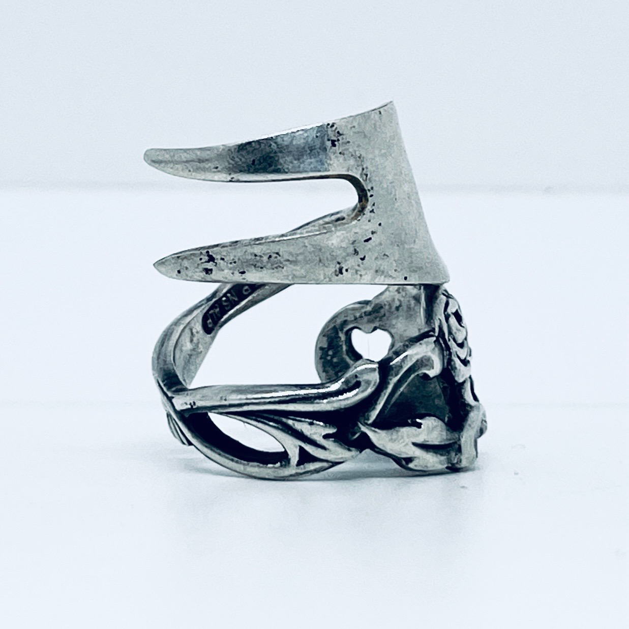 Anello Artigianale Mod. FORCHETTINA ROSE TRAFORATE Realizzato con intera antica forchettina in Argento (Prima Metà del ’900)