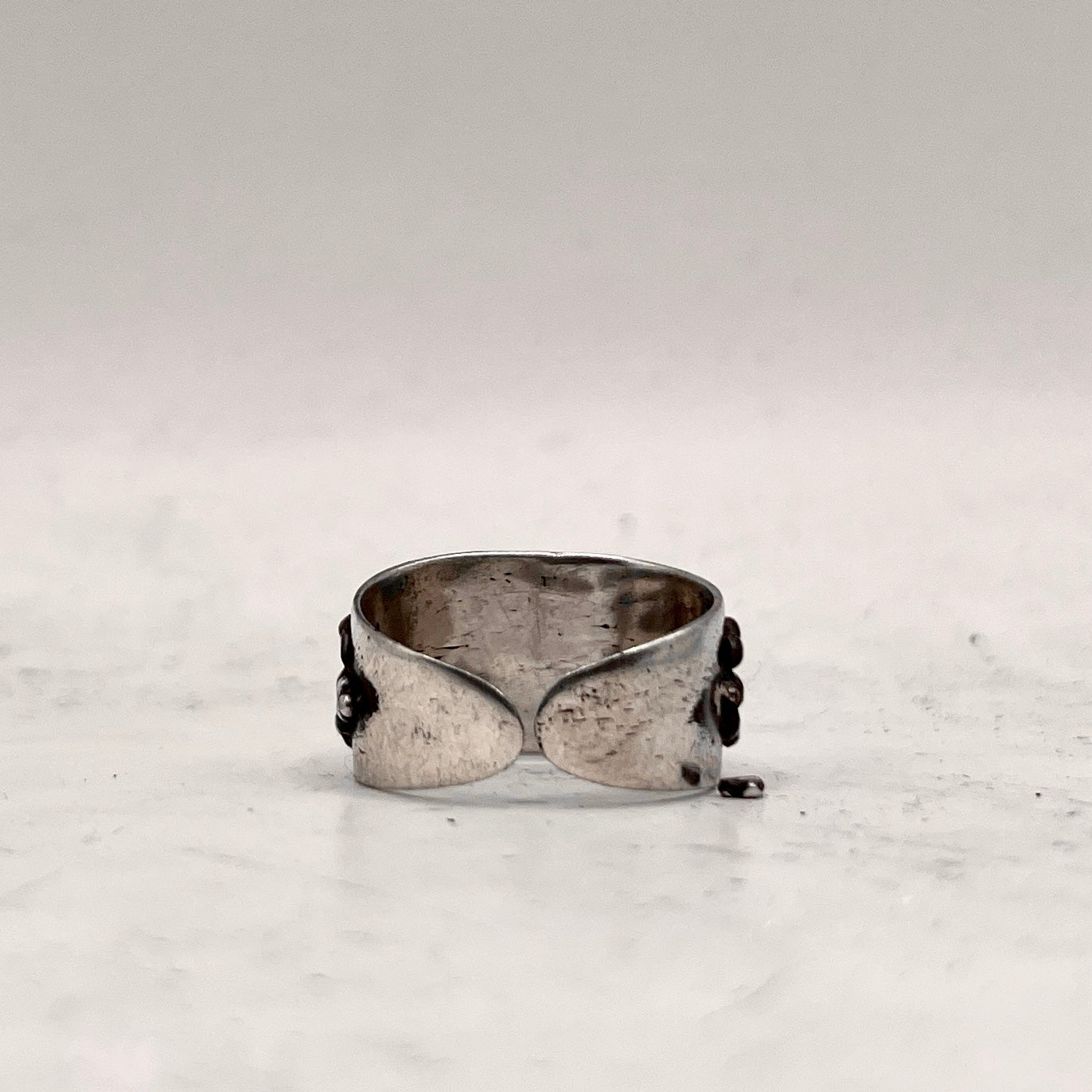Anello Artigianale GRANATO 04 Mod. SPILLA Realizzato con Antica spilla in Argento (Prima Metà del ’900)