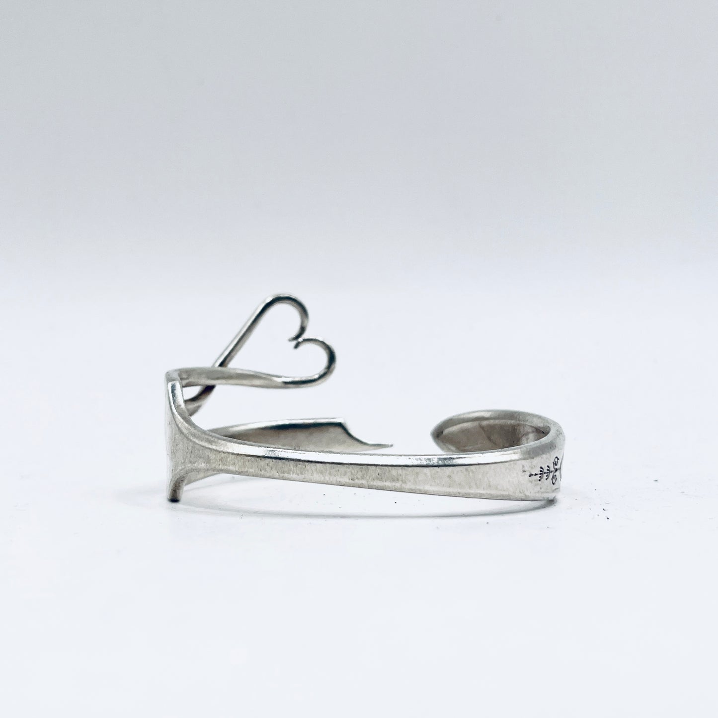 Bracciale Artigianale Mod. FORCHETTA  CUORE TRE REBBI Realizzato con Antica posata in lega d’argento (Prima Metà del ’900)